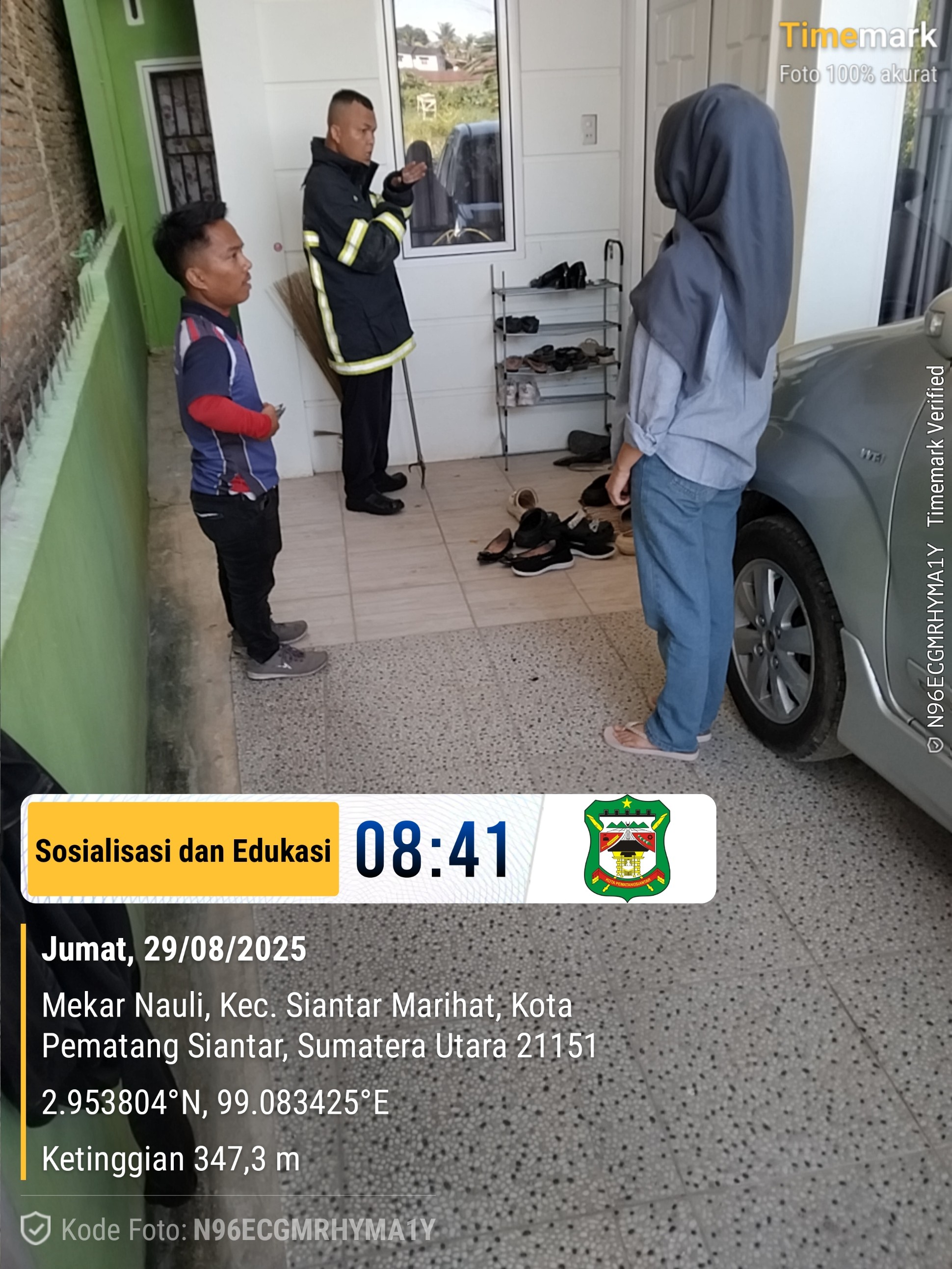 Personil Dinas Pemadam Kebakaran dan Penyelamatan menerima informasi adanya ular di rumah warga  Jl.