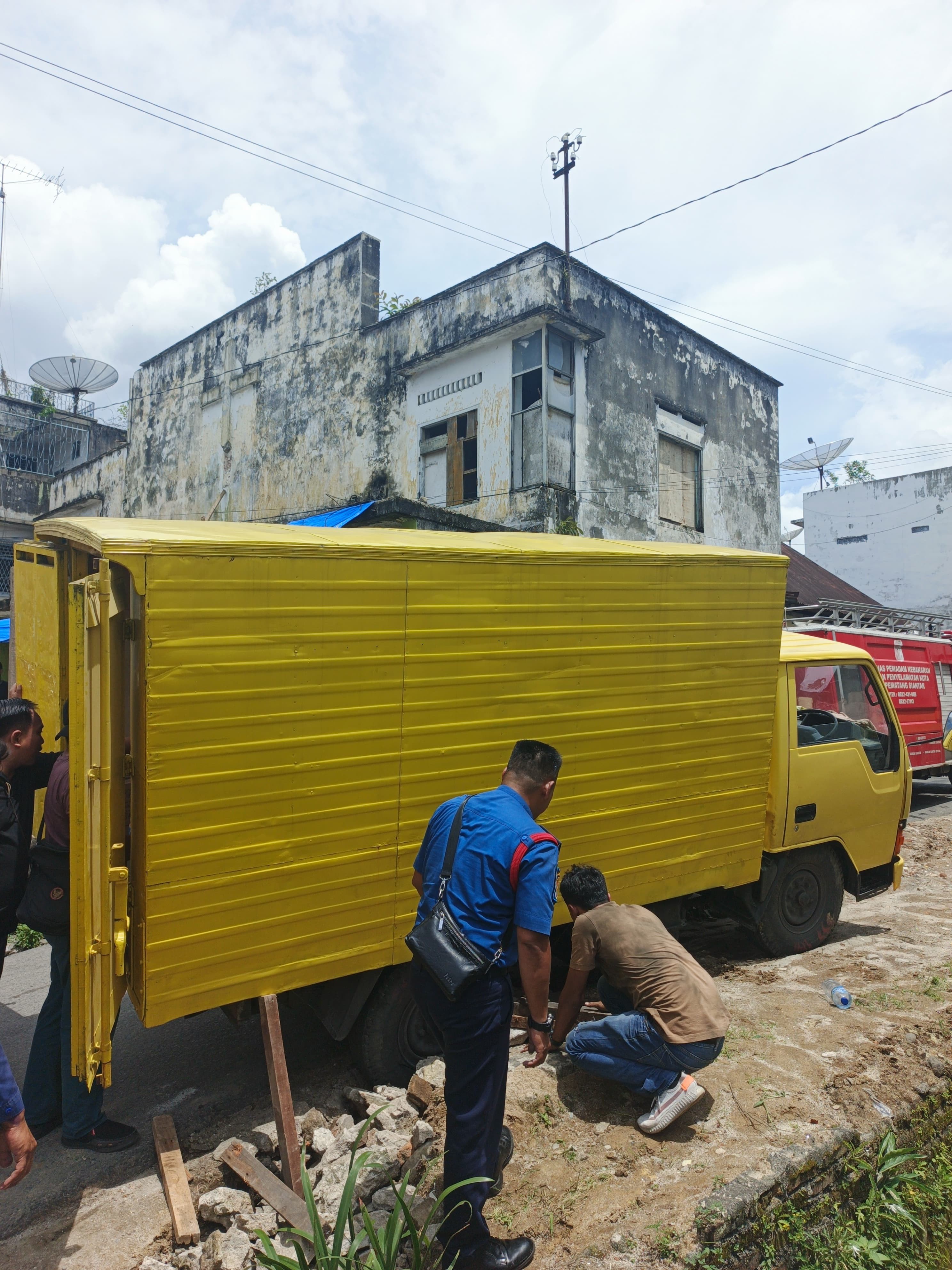Penyelamatan mobil yang terperosok di  Jl. Dokter Wahidin 