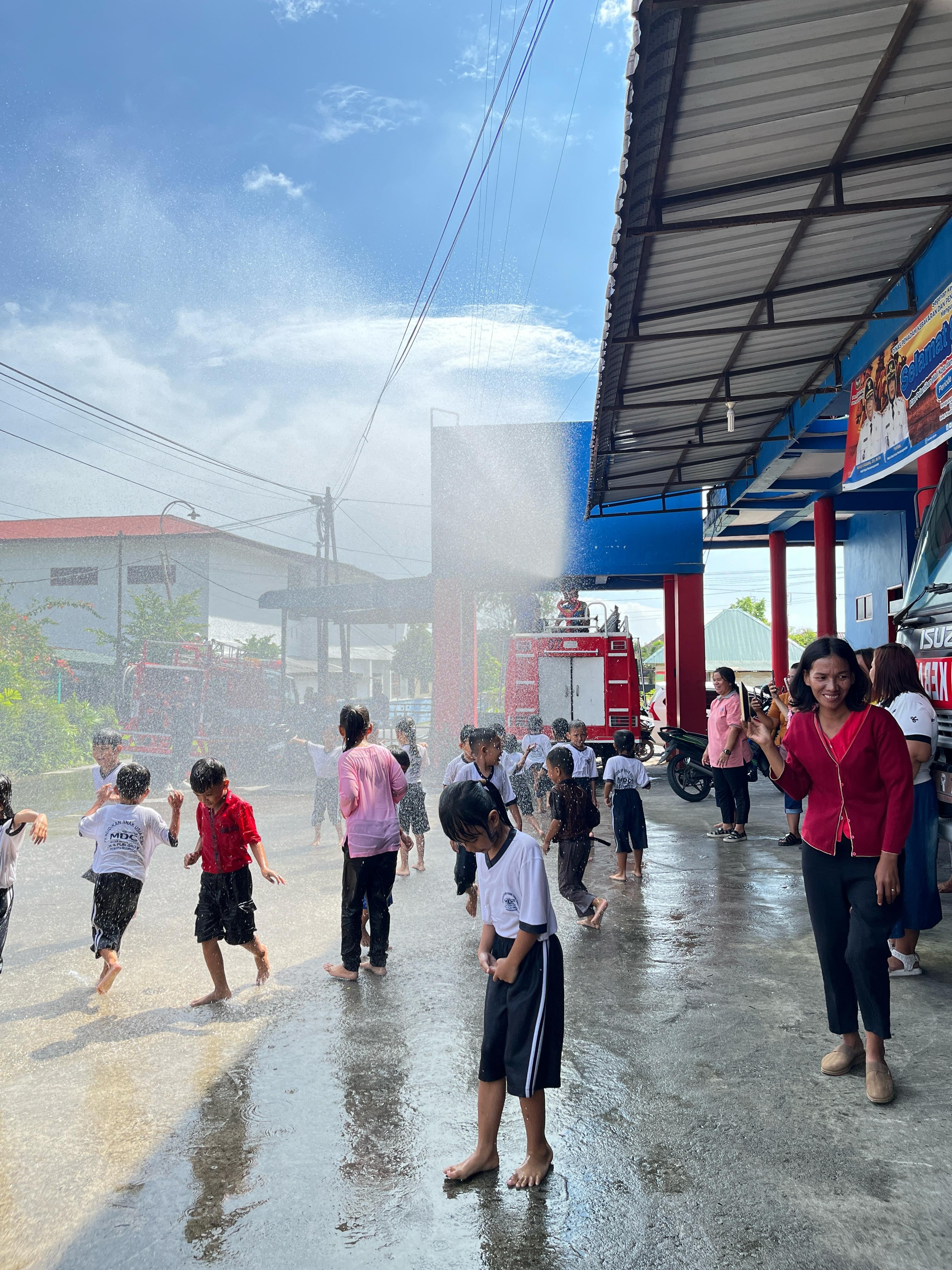 Simulasi Pencegahan dan Penanggulangan Pemadaman Kebakaran kepada Sekolah MDC.