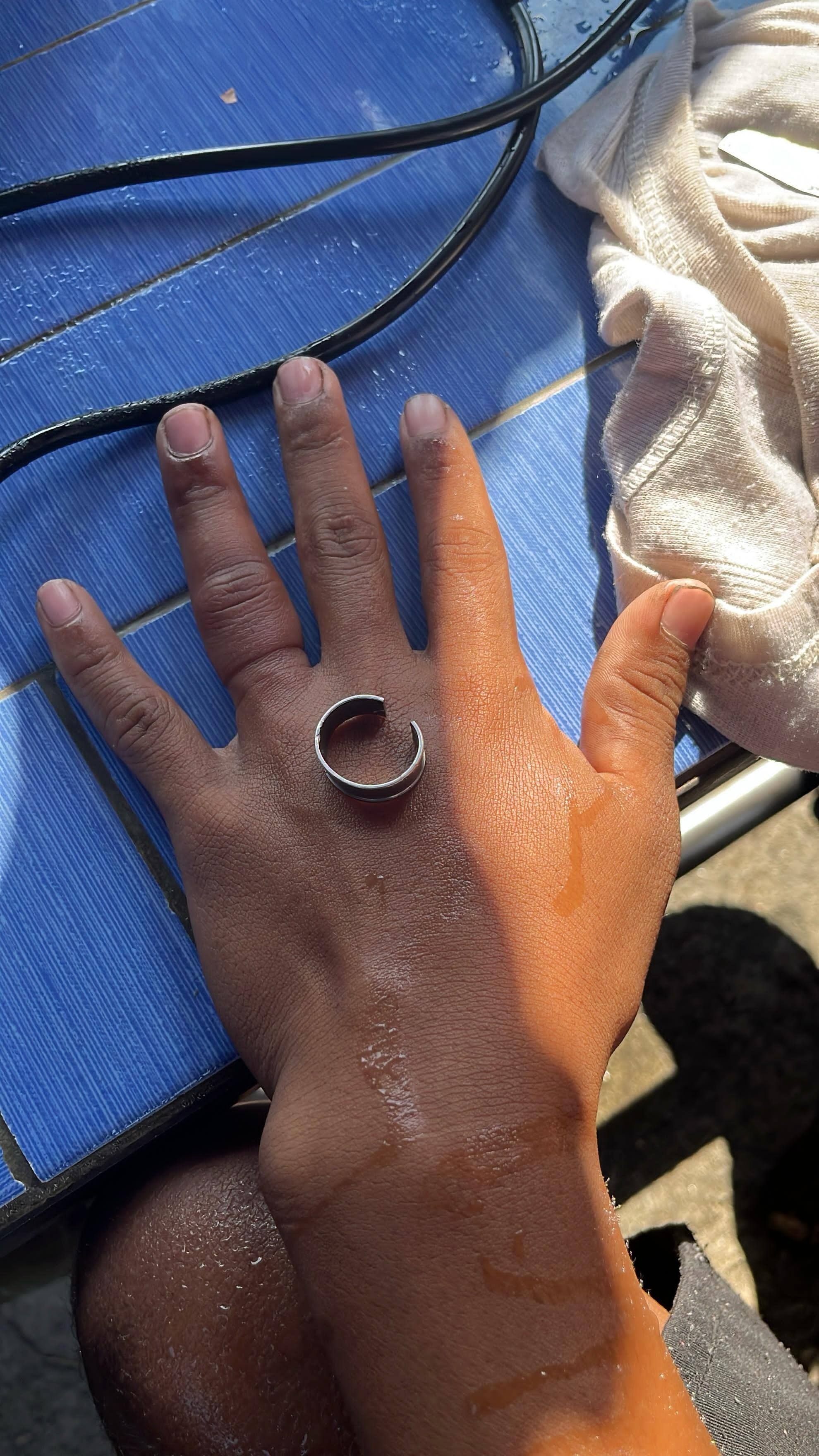 pelepasan cincin dari jari seorang warga yang beralamat tempat tinggal di  Bah Sampuran
