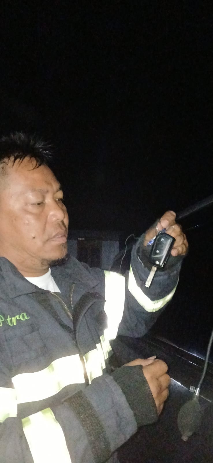 Evakuasi Kunci Mobil yang tertinggal di dalam mobil yang beralamat di   Jl. Bola Kaki gg amal