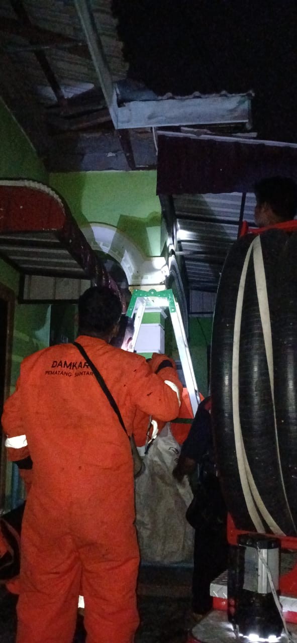 evakuasi Sarang Tawon di rumah warga yang beralamat di   Ling. 02 Tomuan C