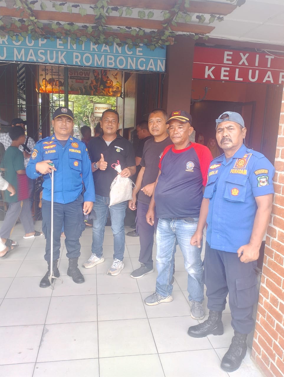 evakuasi Seekor Ular yang berada di rumah warga yang beralamat di   Jl. D.I Panjaitan