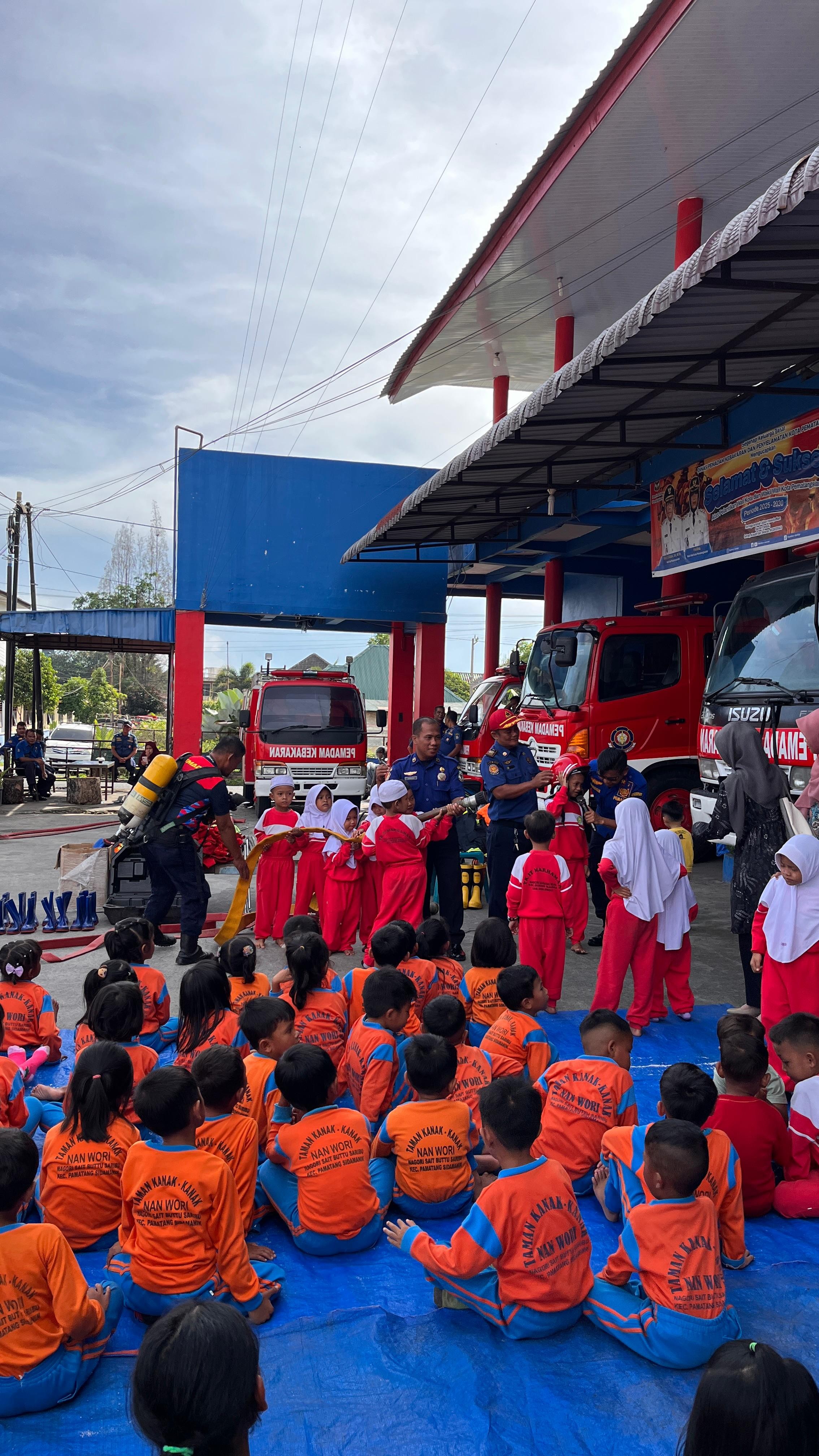 Simulasi Pencegahan dan Penanggulangan Pemadaman Kebakaran kepada Sekolah TK Namwori dan KB Marhama.