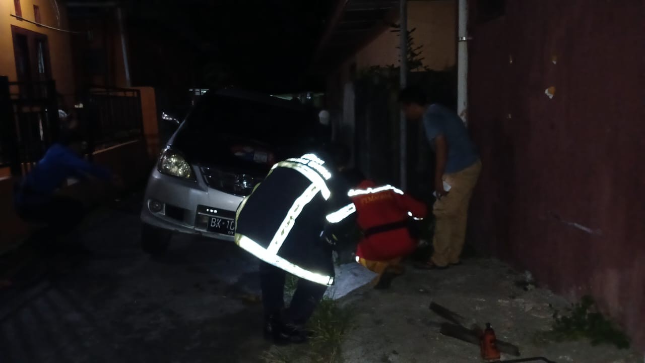 Penyelamatan mobil yang terperosok di  Jl. Antara