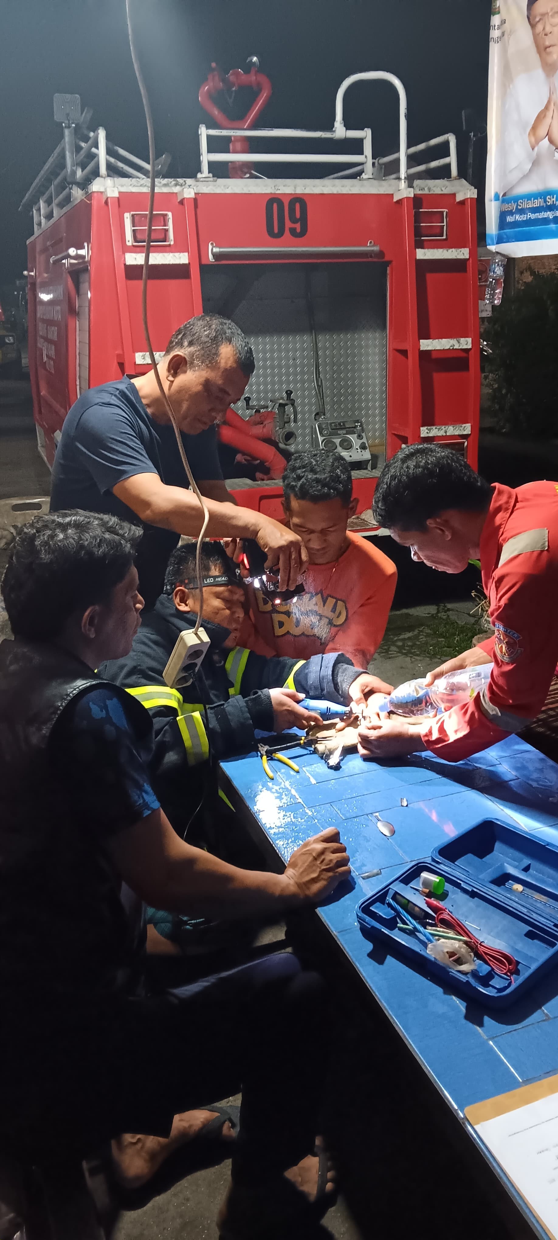 pelepasan cincin dari jari seorang warga yang beralamat tempat tinggal di Jl. Bahkora II