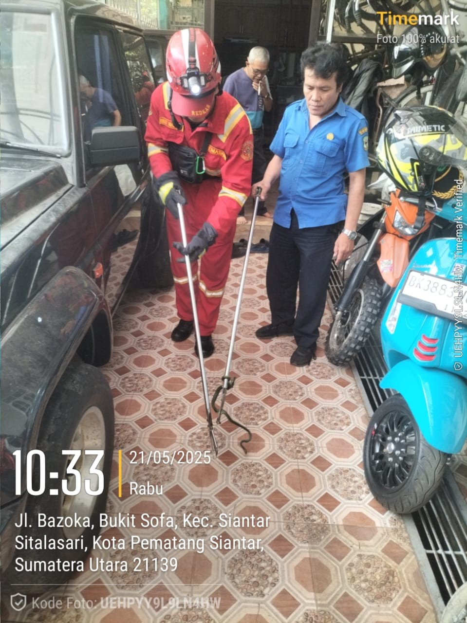 evakuasi Seekor Ular di rumah warga yang beralamat di   Jl. Bazoka