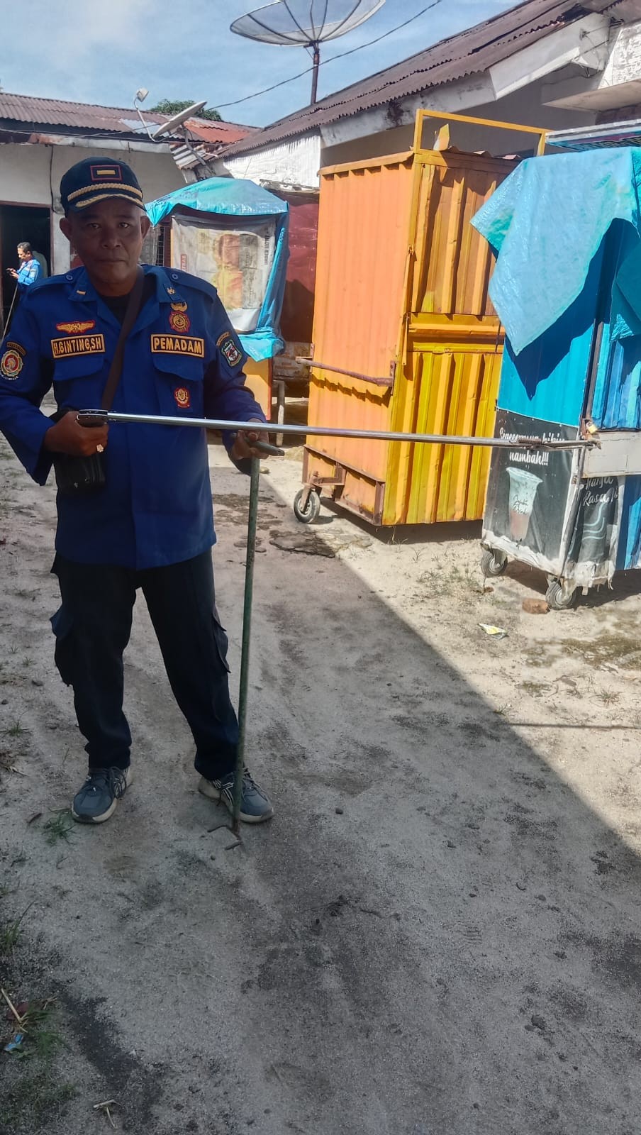 evakuasi Seekor Ular di rumah warga yang beralamat di   Jl. Pattimura Ujung