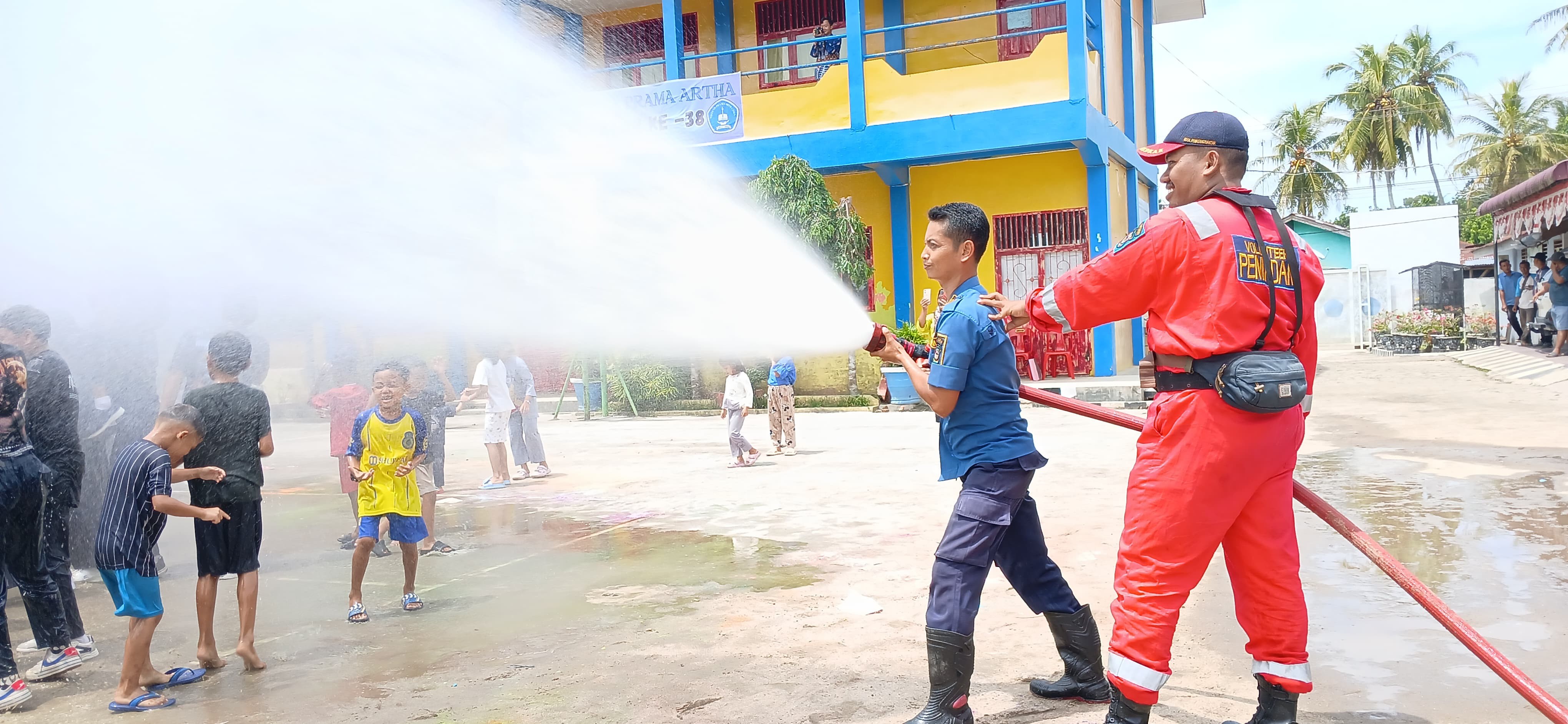 Penyiraman Perpisahan Siswa Kelas IX pada SMP Swasta Prama Artha yang beralamat di  Pasar II Desa Na