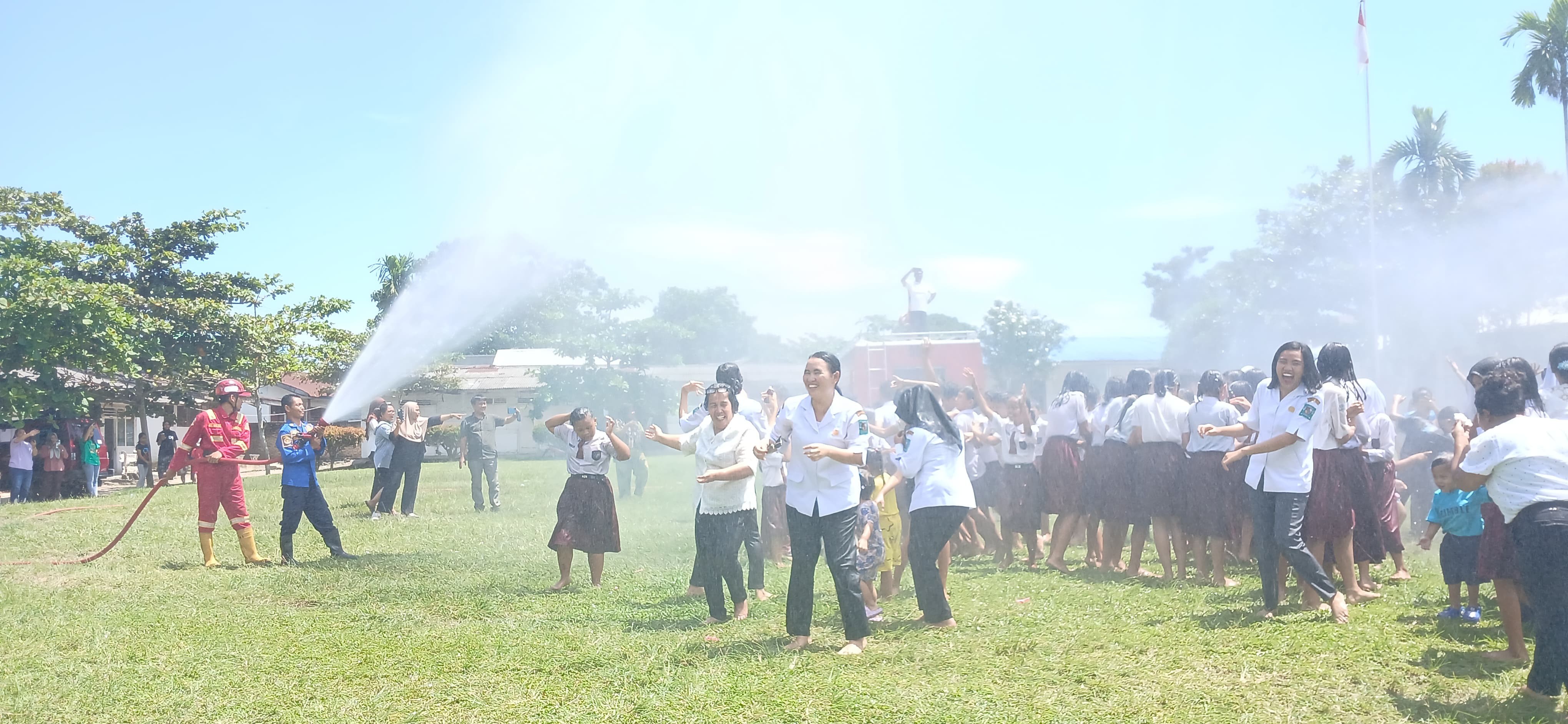 penyiraman murid dalam rangka kegiatan kelulusan Kelas VI SD Negeri 091496 Pematang Tanah Jawa Kabu