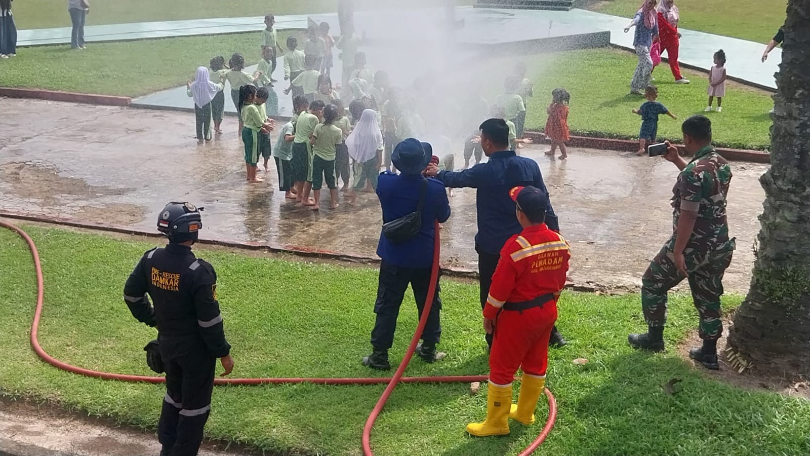 Edukasi dan Pengenalan Profesi Pemadam Kebakaran kepada TK Kartika 1-42 Yonif 122 Tombak Sakti Jl.