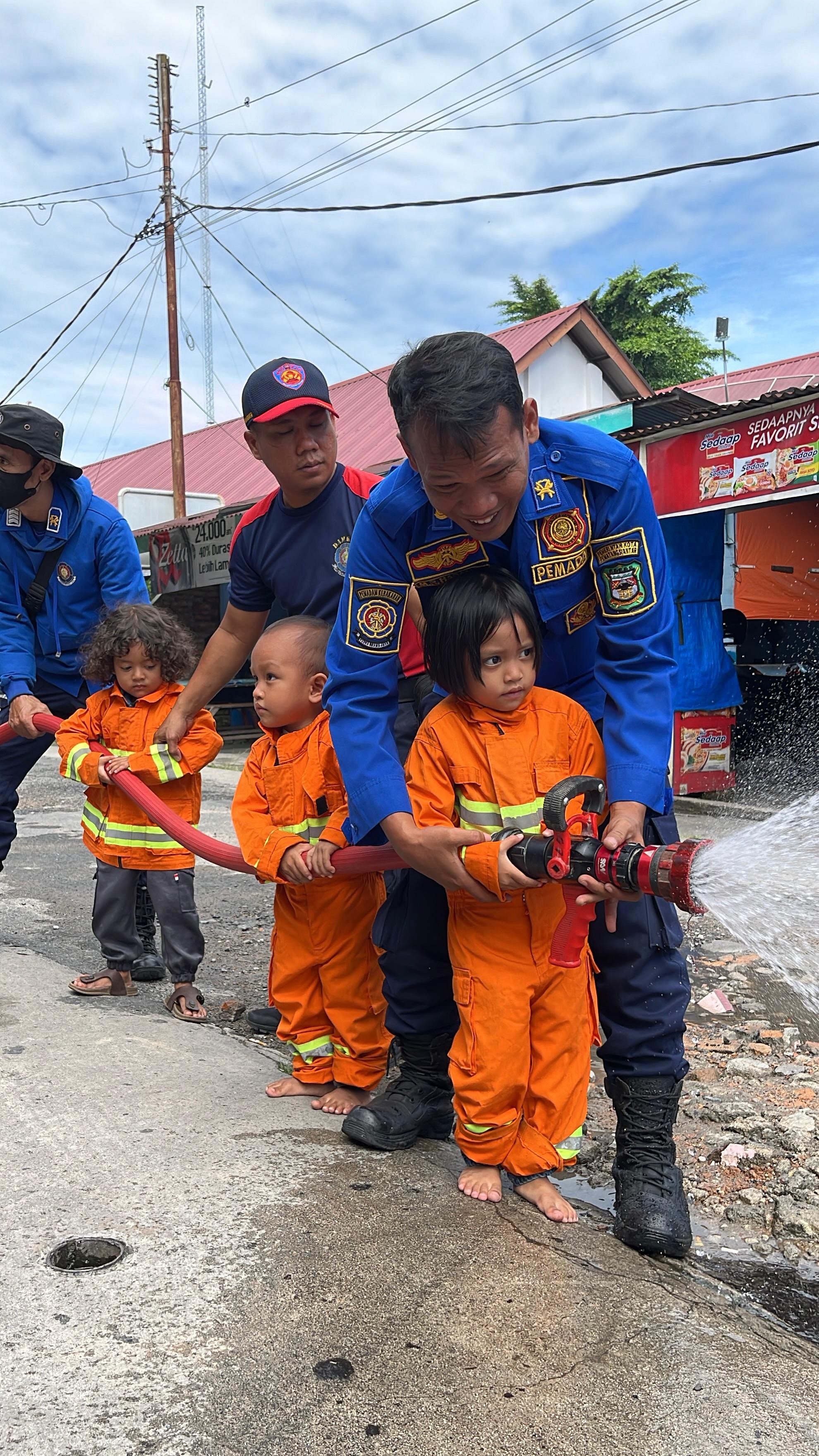 Edukasi dan Pengenalan Profesi Pemadam Kebakaran kepada TK Kartika I-38.