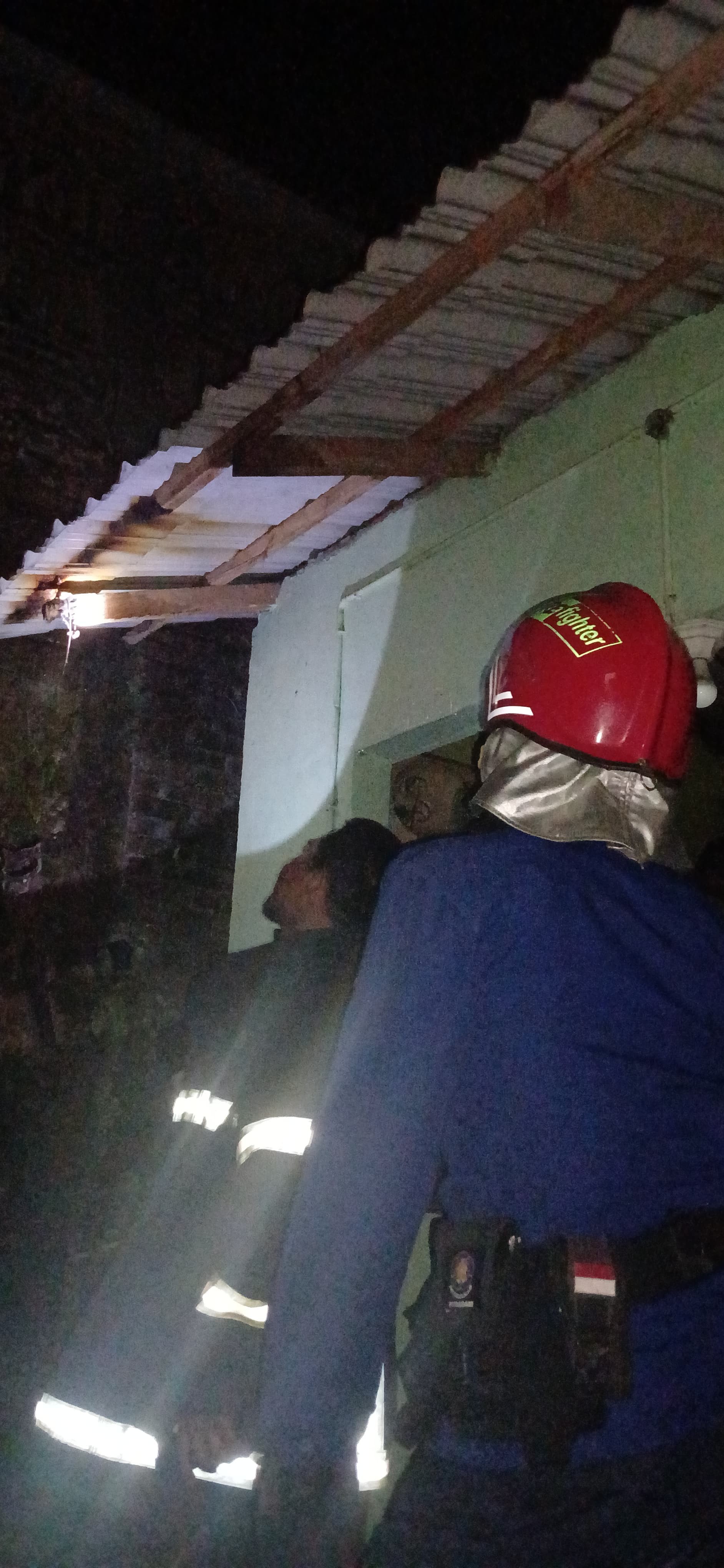 menerima informasi kebakaran kayu broti rumah warga yang beralamat di  Jl. Musyawarah