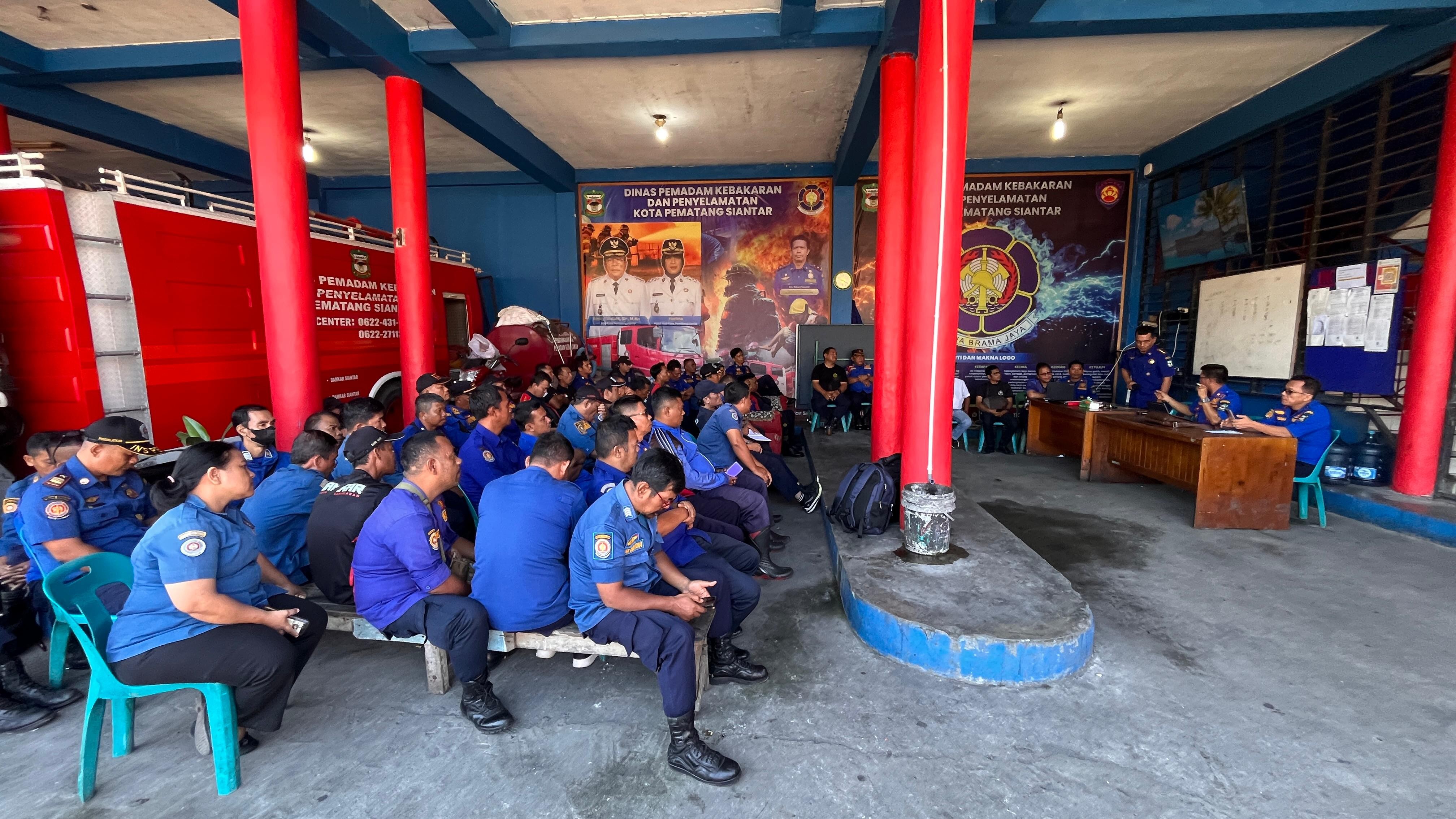 Rapat kinerja dalam rangka mengevaluasi pencapaian, mengidentifikasi masalah, dan merencanakan langk
