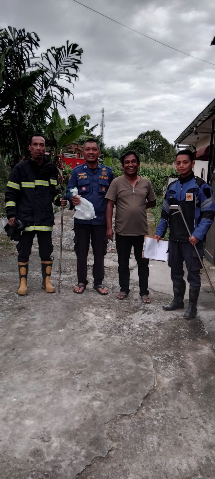 Evakuasi Seekor Ular di rumah warga yang beralamat di   Jl. Matio