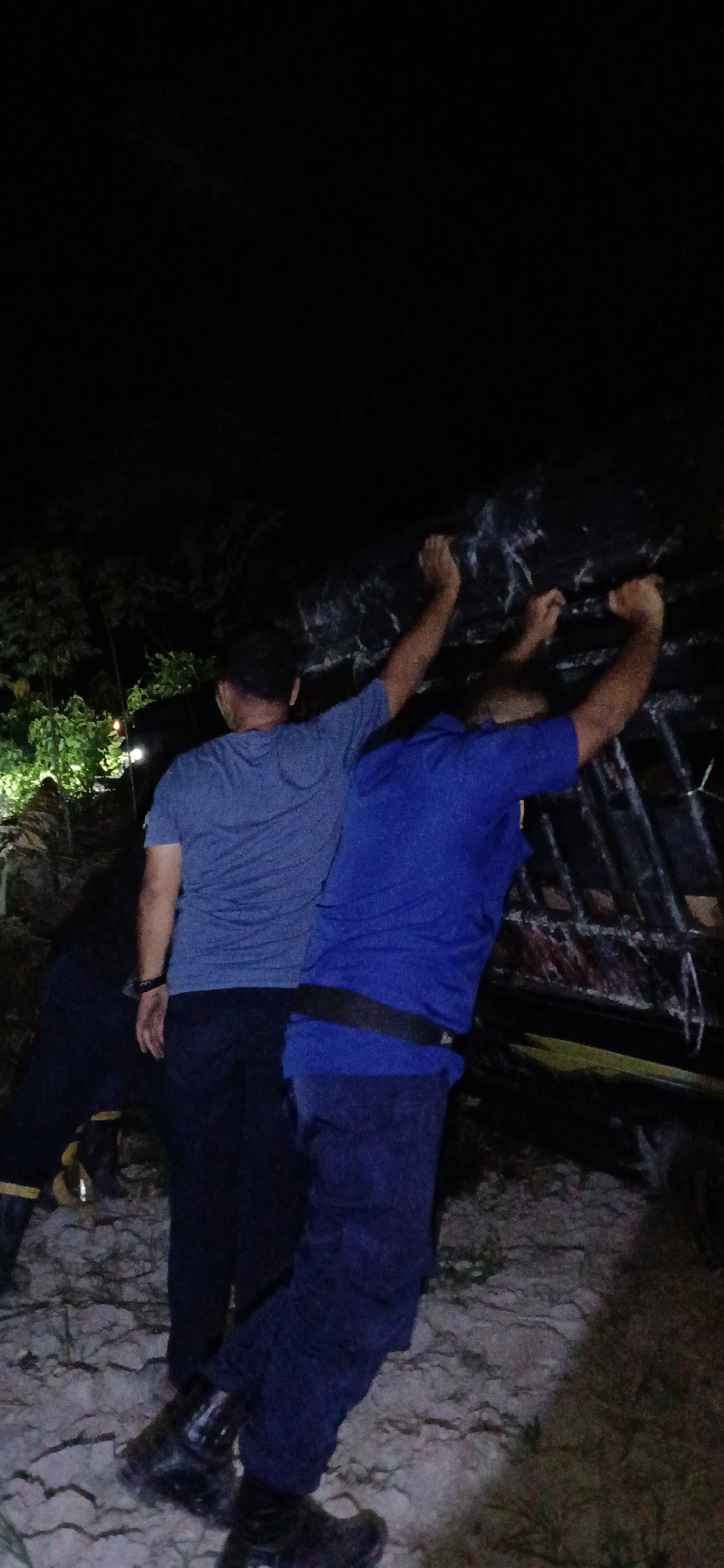 gevakuasi mobil pickup yang terperosok dan terbalik masuk ke sawah yang beralamat di Jl. Saribu Do