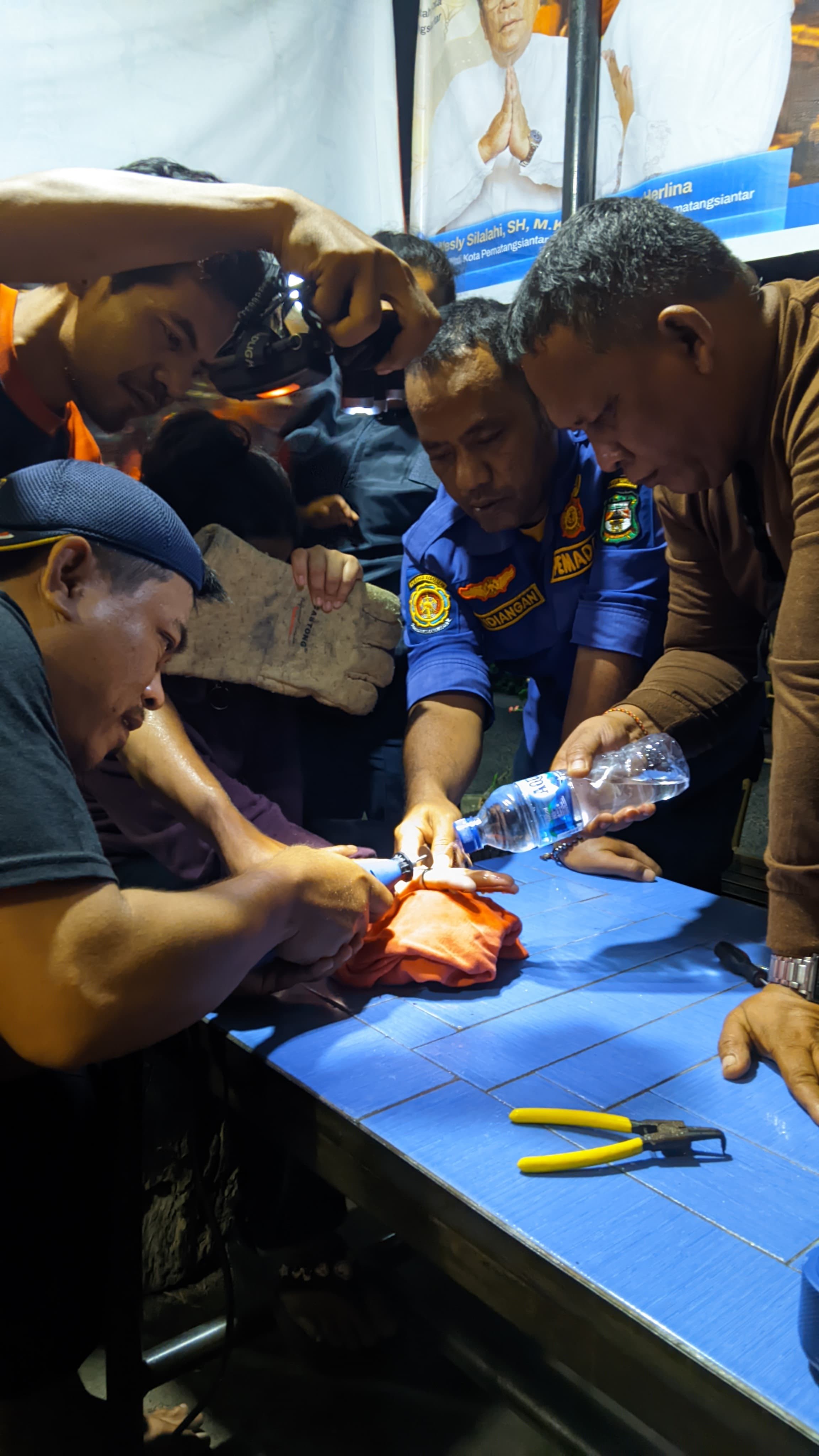 pelepasan cincin yang tidak bisa dilepas dari jari seorang warga yang beralamat tinggal di Jl. Sekk