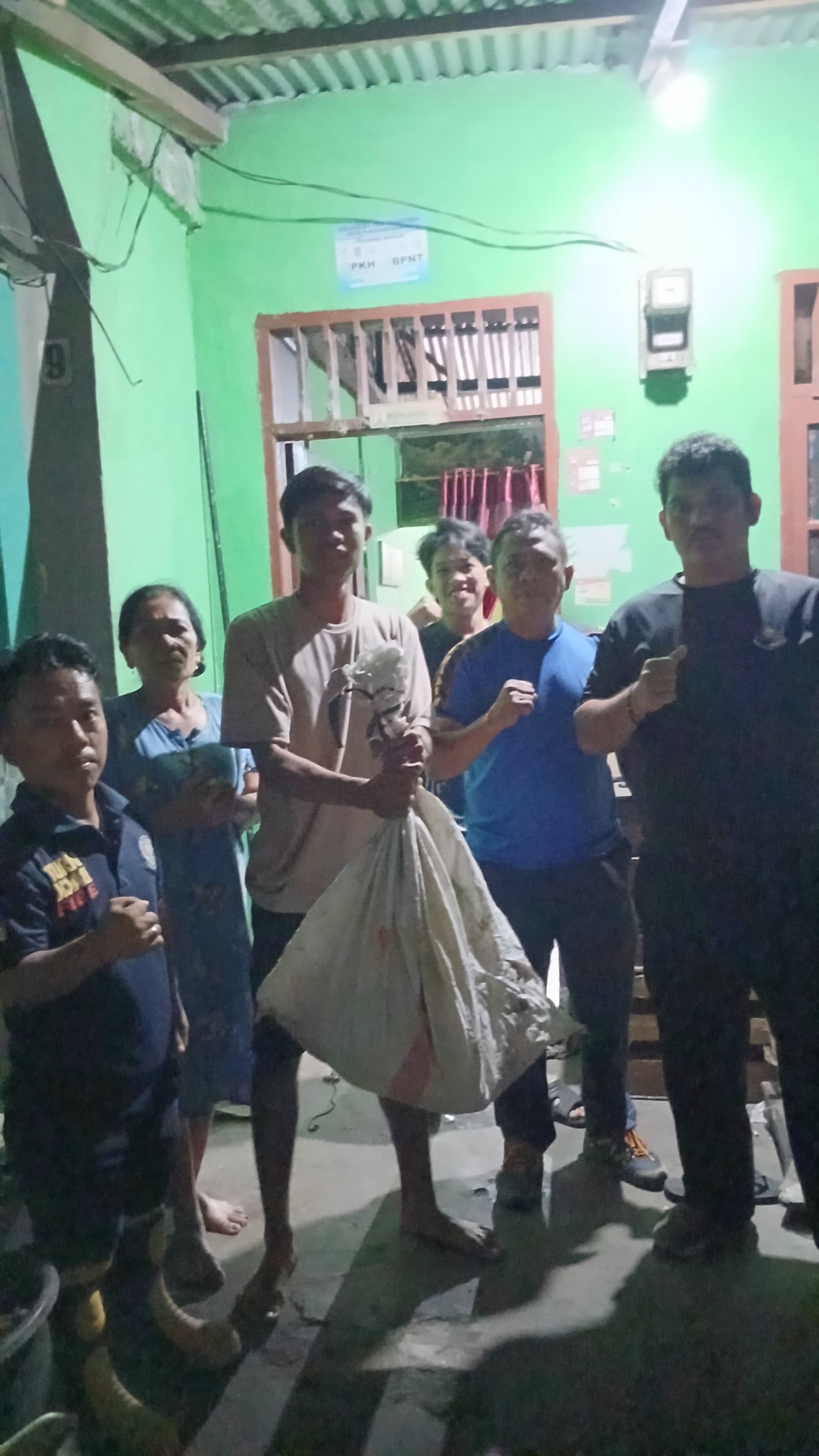 evakuasi ular di rumah warga yang beralamat di  Jl. Dalil Tani