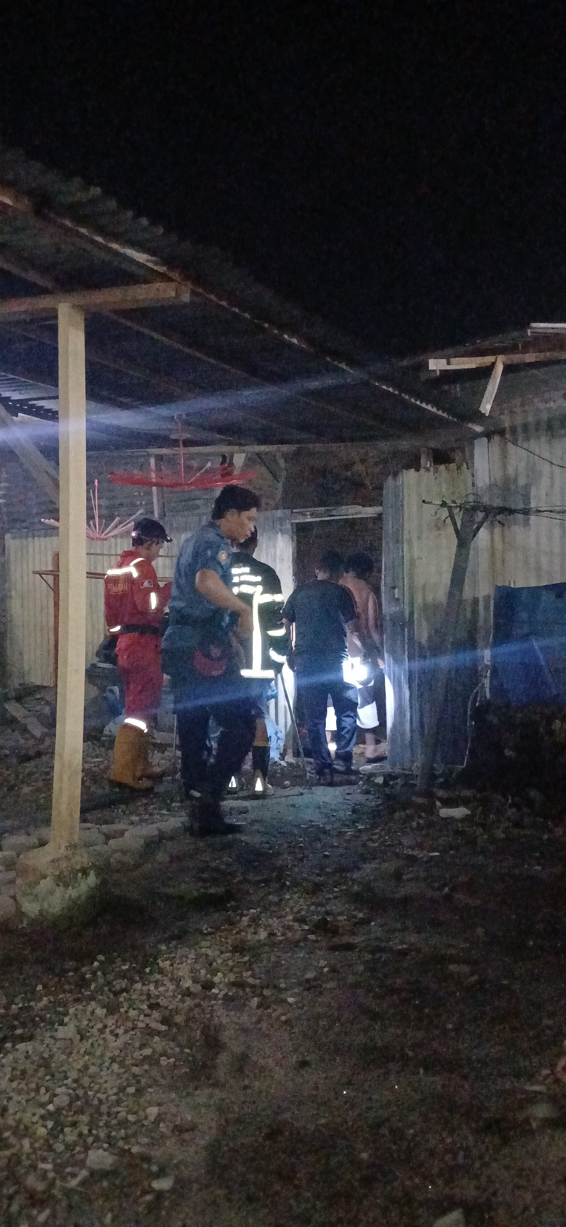 Personil Dinas Pemadam Kebakaran dan Penyelamatan menerima informasi adanya ular di Rumah warga yang