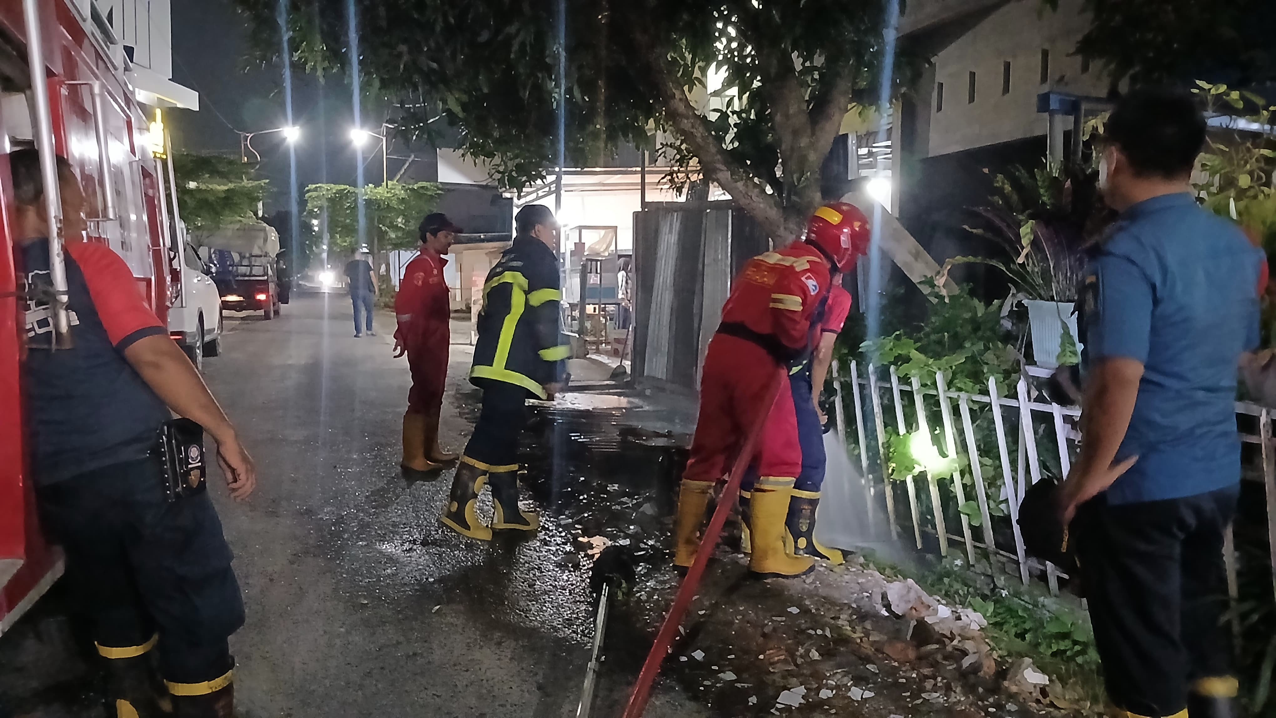 Evakuasi sarang tawon di pohon rumah warga yang beralamat di Jl. Penyabungan