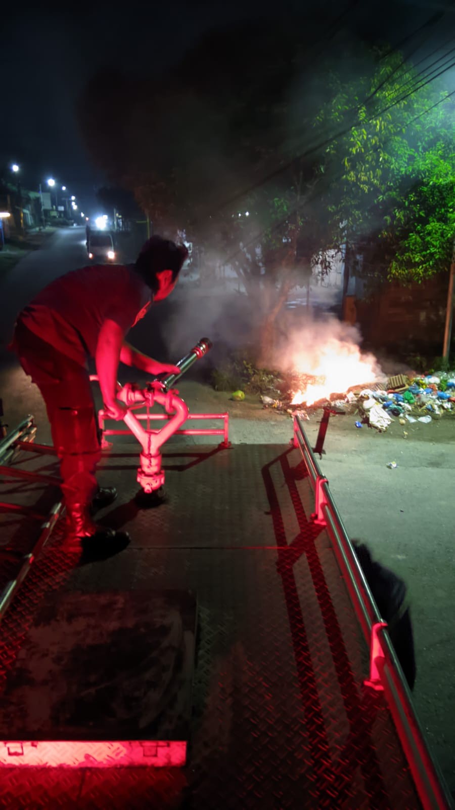 pemadaman kebakaran sampah di Jl. Rakutta Sembiring