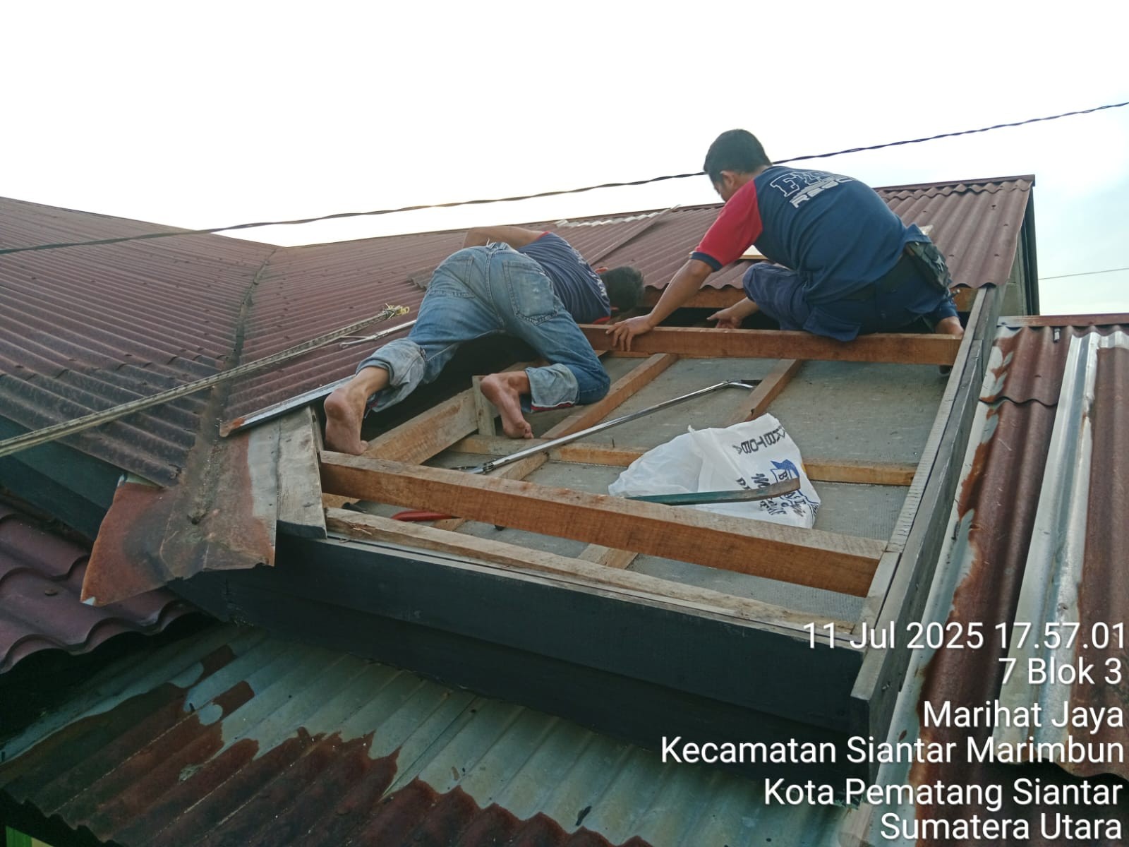 evakuasi kucing liar di atas asbes rumah warga yang beralamat di Jl. Melanthon Siregar Gg. Barito