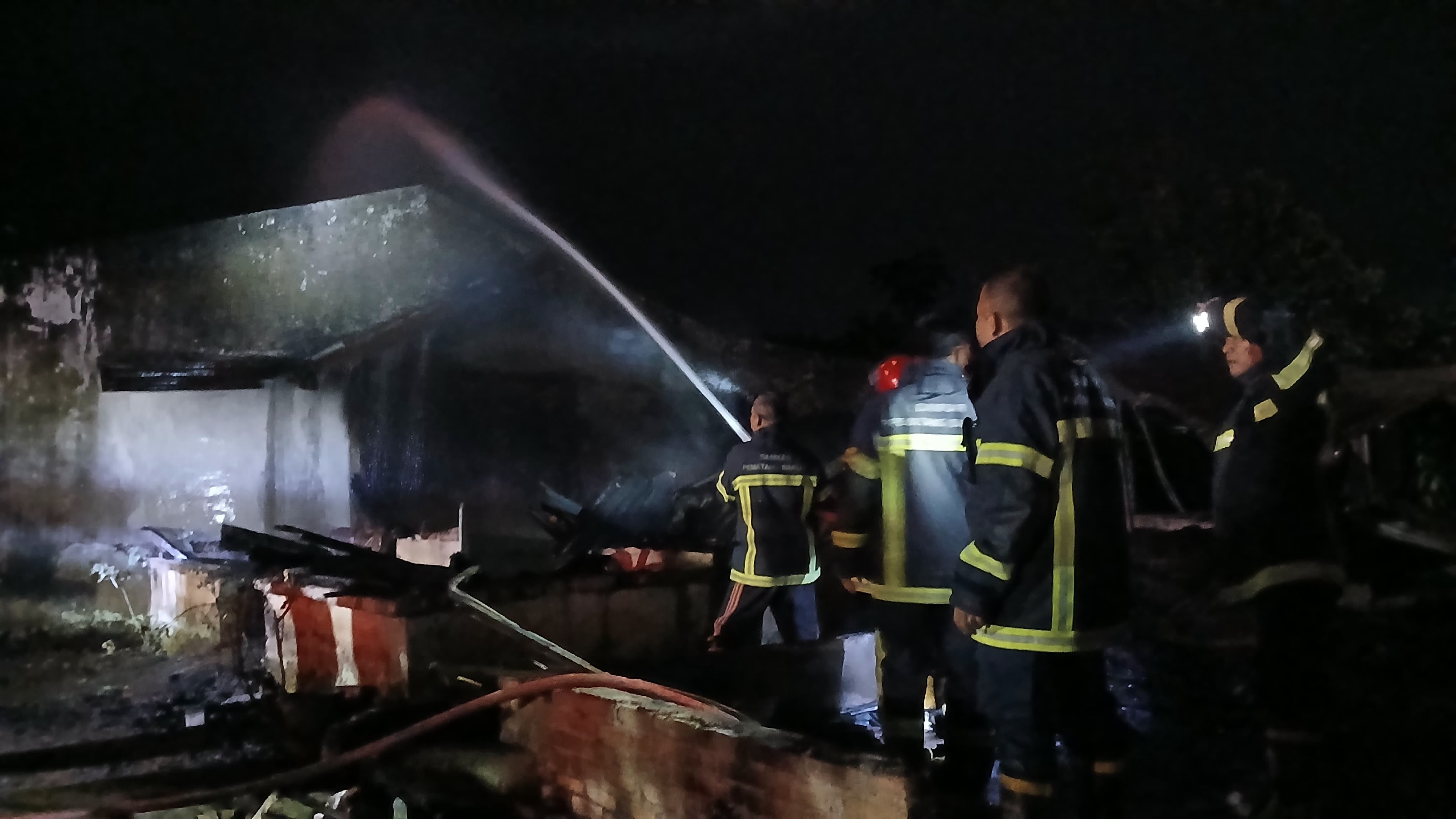 Personil Dinas Pemadam Kebakaran dan Penyelamatan melaksanakan pemadaman kebakaran rumah di Kasindi