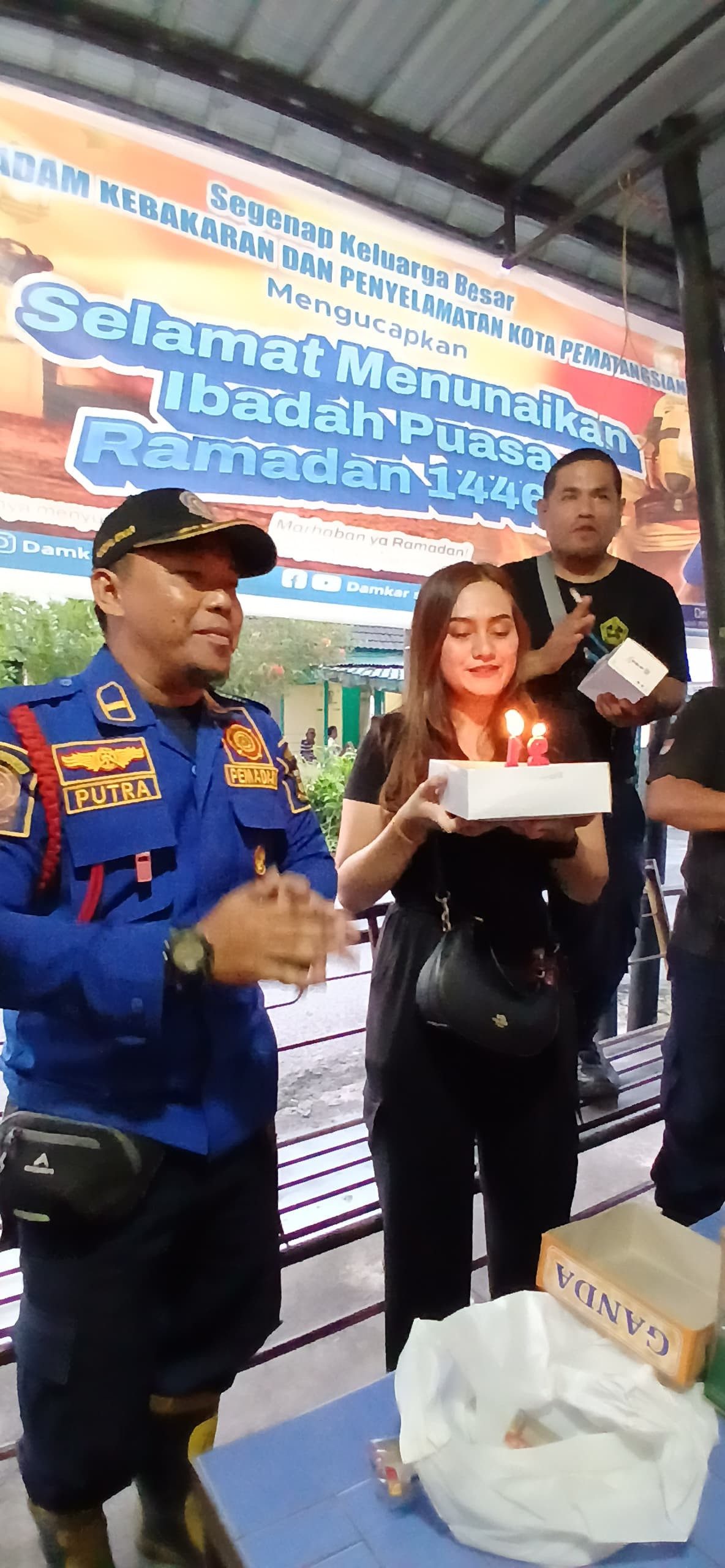 permimtaan unik dari seorang warga yang ingin dirayain ulang tahunnya di kantor Damkar Siantar bersa