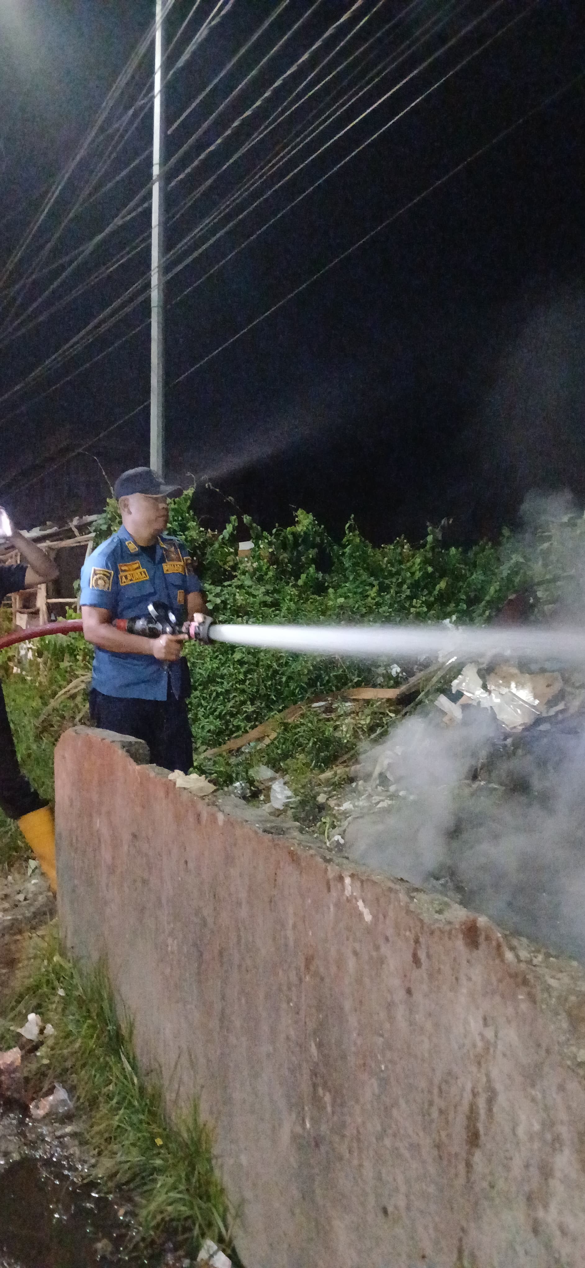 pemadaman kebakaran sampah di Jl. Melanthon Siregar
