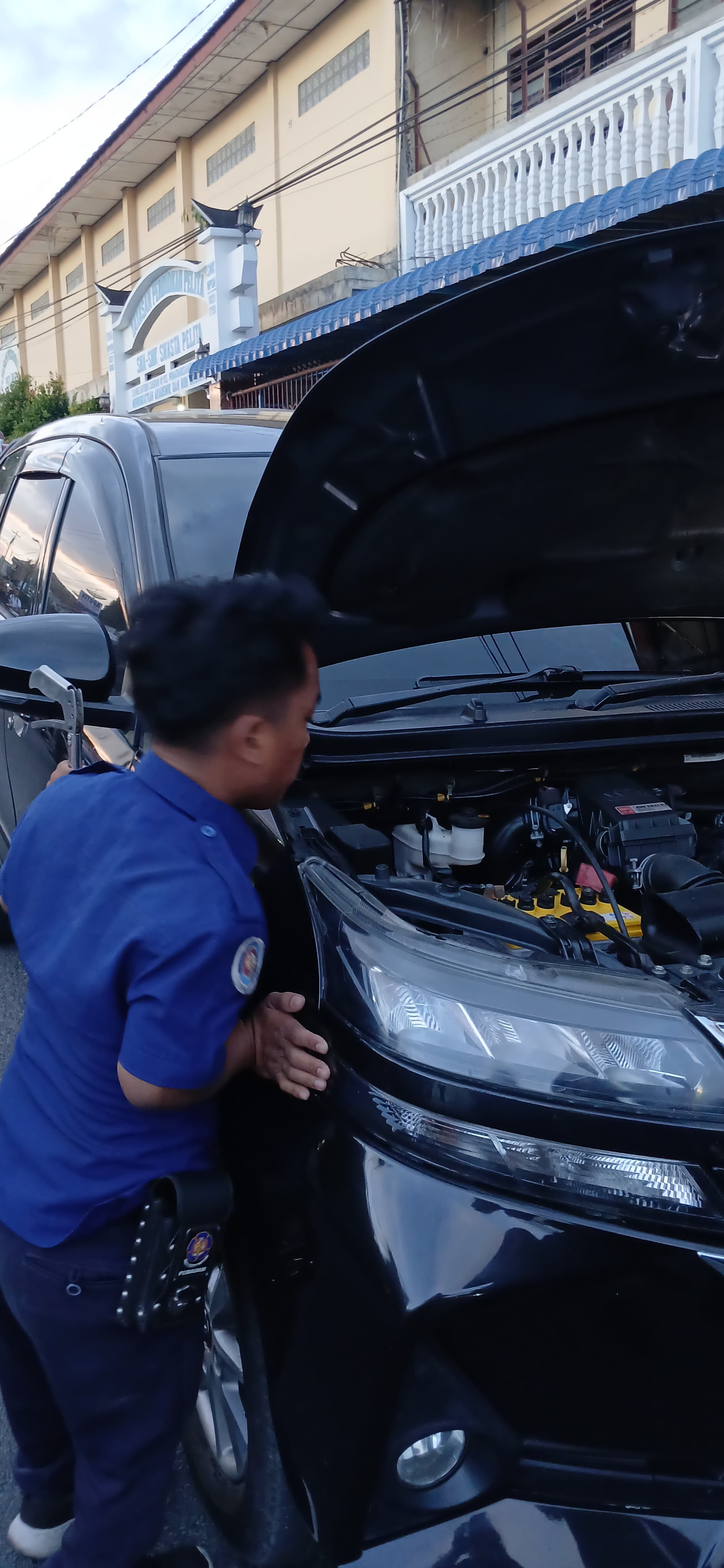 evakuasi ular yang berada di Kap Mesin Mobil milik warga di  Jl. Melanthon Siregar