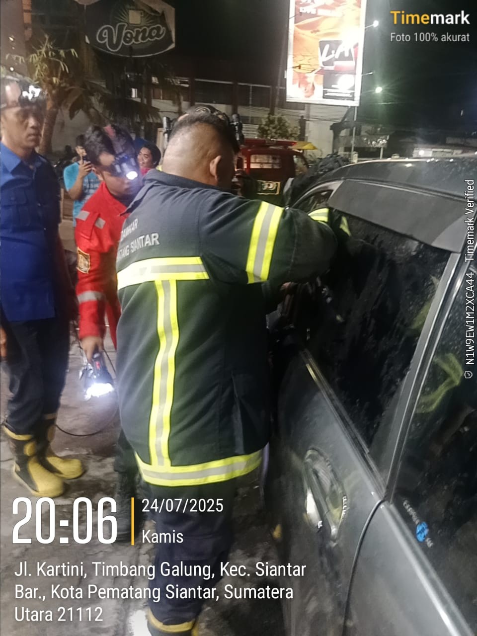 evakuasi kunci mobil warga yang tertinggal di dalam mobil yang beralamat di Jl. Kartini