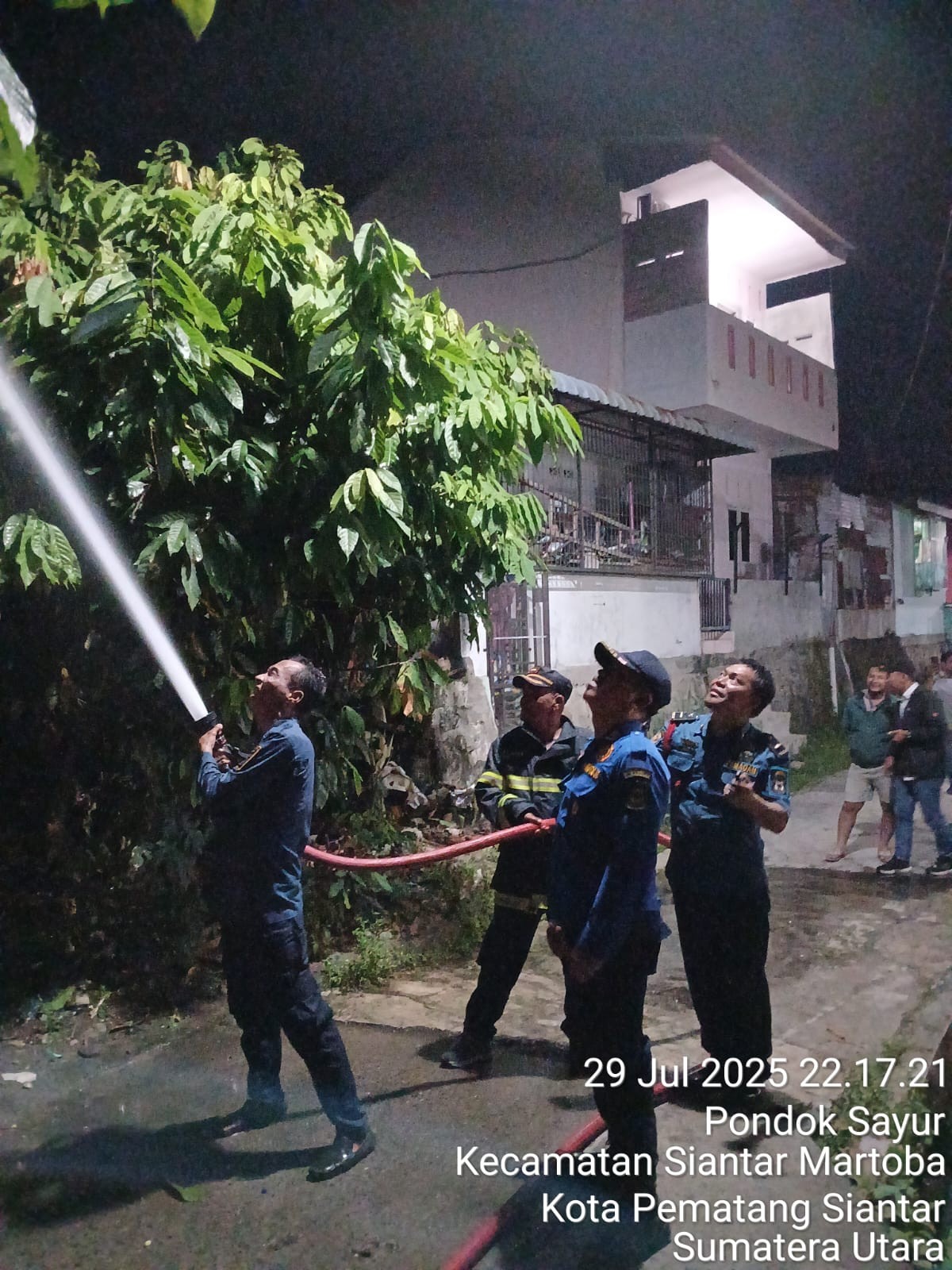 pemadaman kebakaran Pohon sawit yang terbakar di Jl. Pesantren Gg. Prima