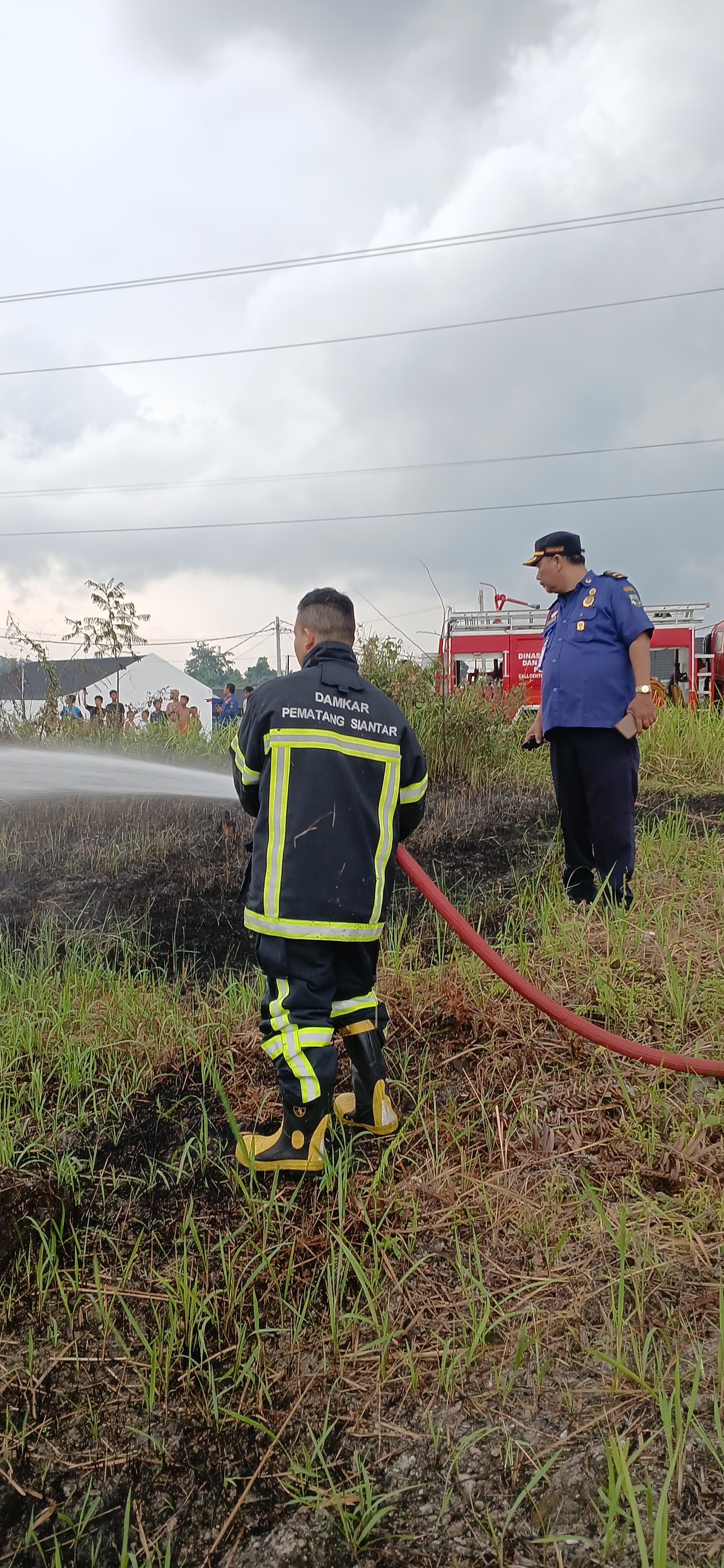 pemadaman kebakaran lahan kosong yang terbakar di Jl. Tambun Timur