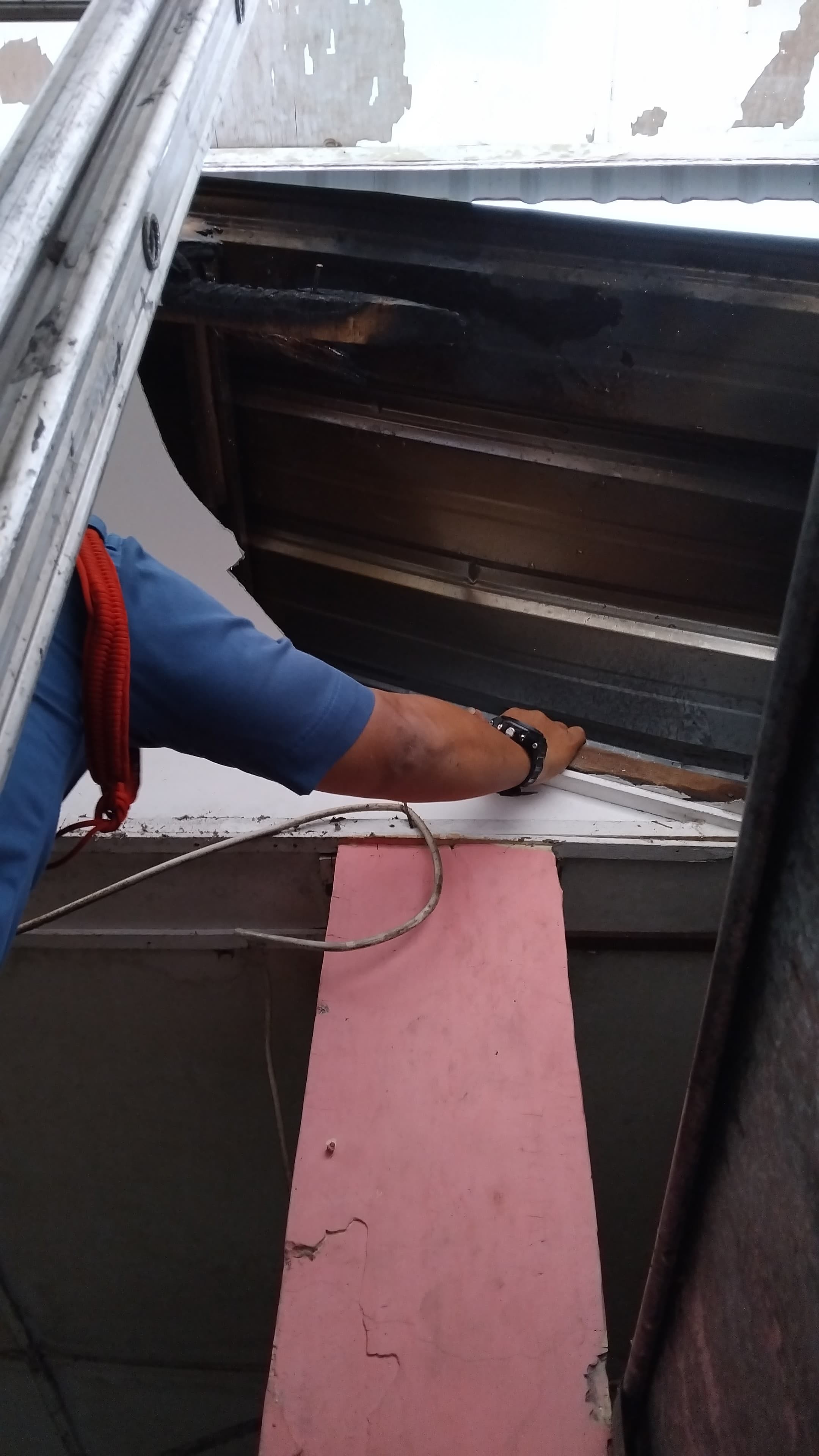 mencek Plafon SD NEGERI 122338 yang terbakar