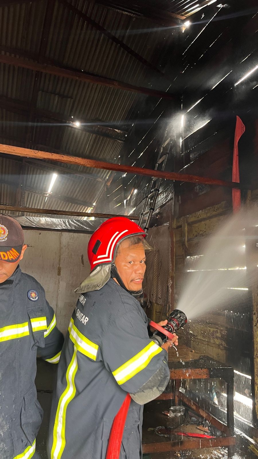 Pemadaman Kebakaran Gudang tempat penyimpanan barang di  Jl. Ahmad Yani