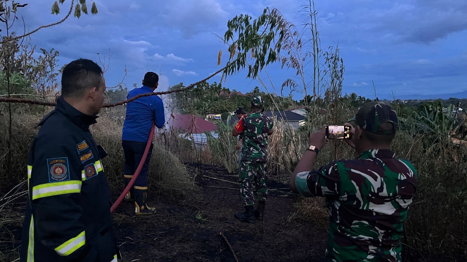 Pemadaman Kebakaran lahan di  Jl. Bah Torop