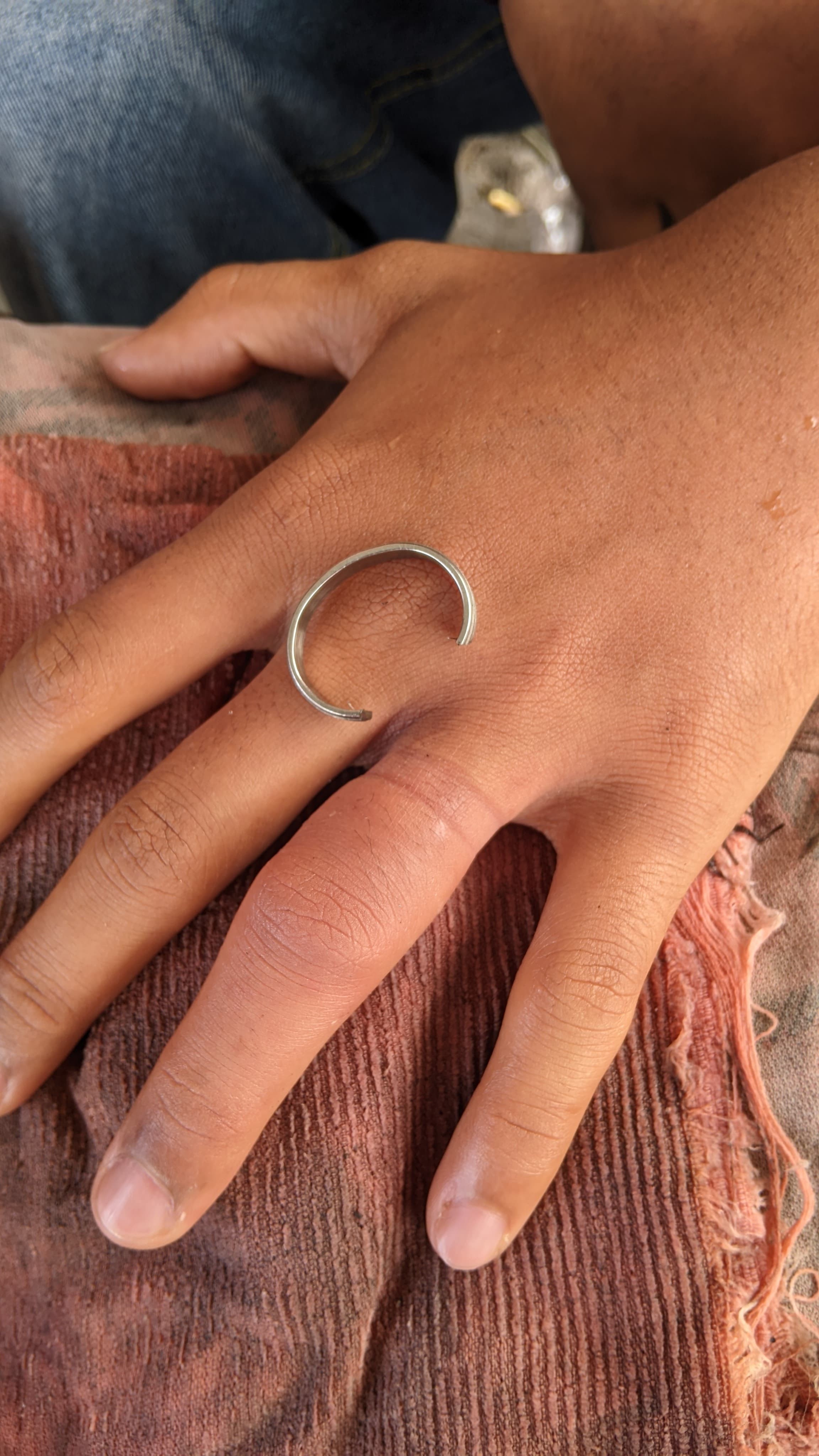pelepasan cincin dari jari seorang warga yg tidak bisa dilepas yang beralamat di Jl. N.V Yudha Peru