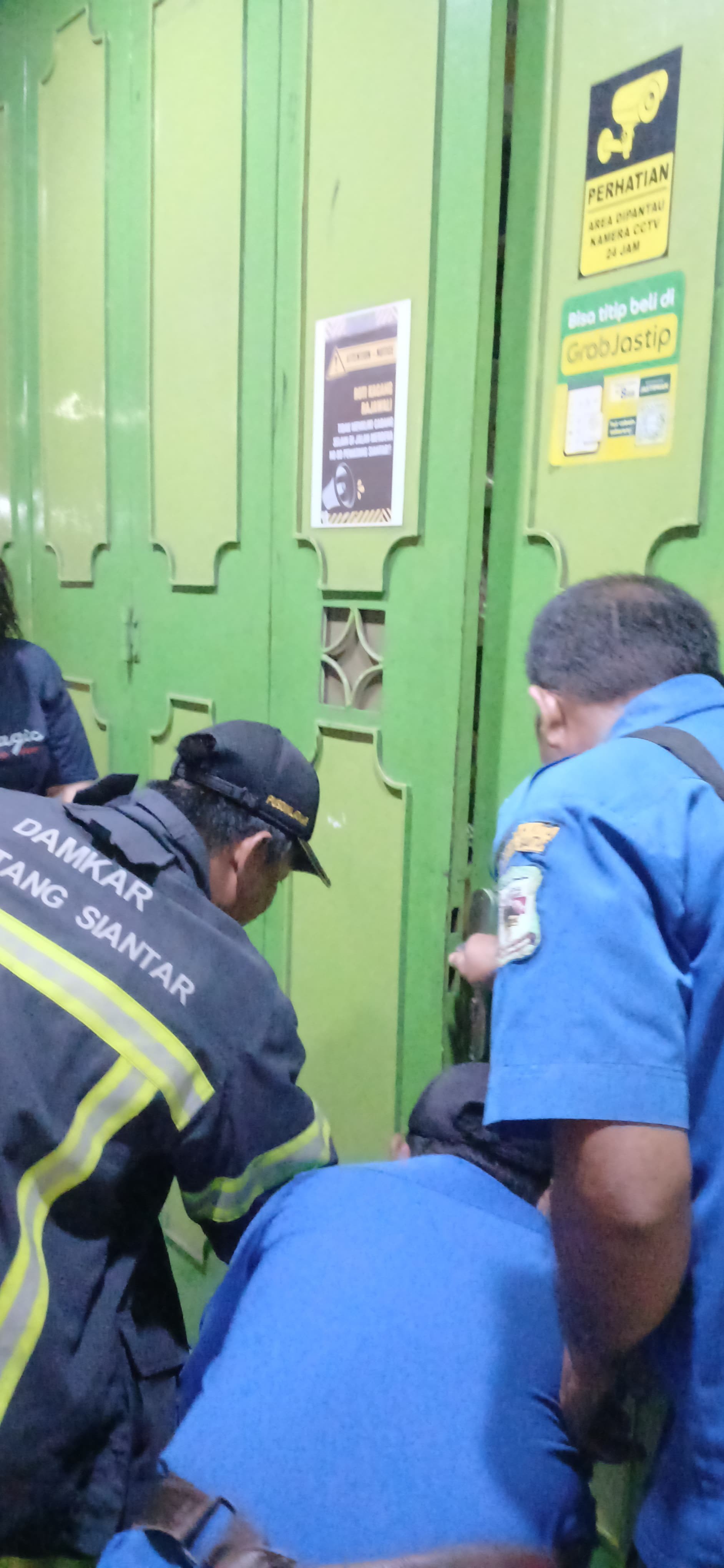membuka kunci Pintu Toko Kacang Rajawali yang tidak bisa dibuka yang beralamat di Jl. Merdeka No.80