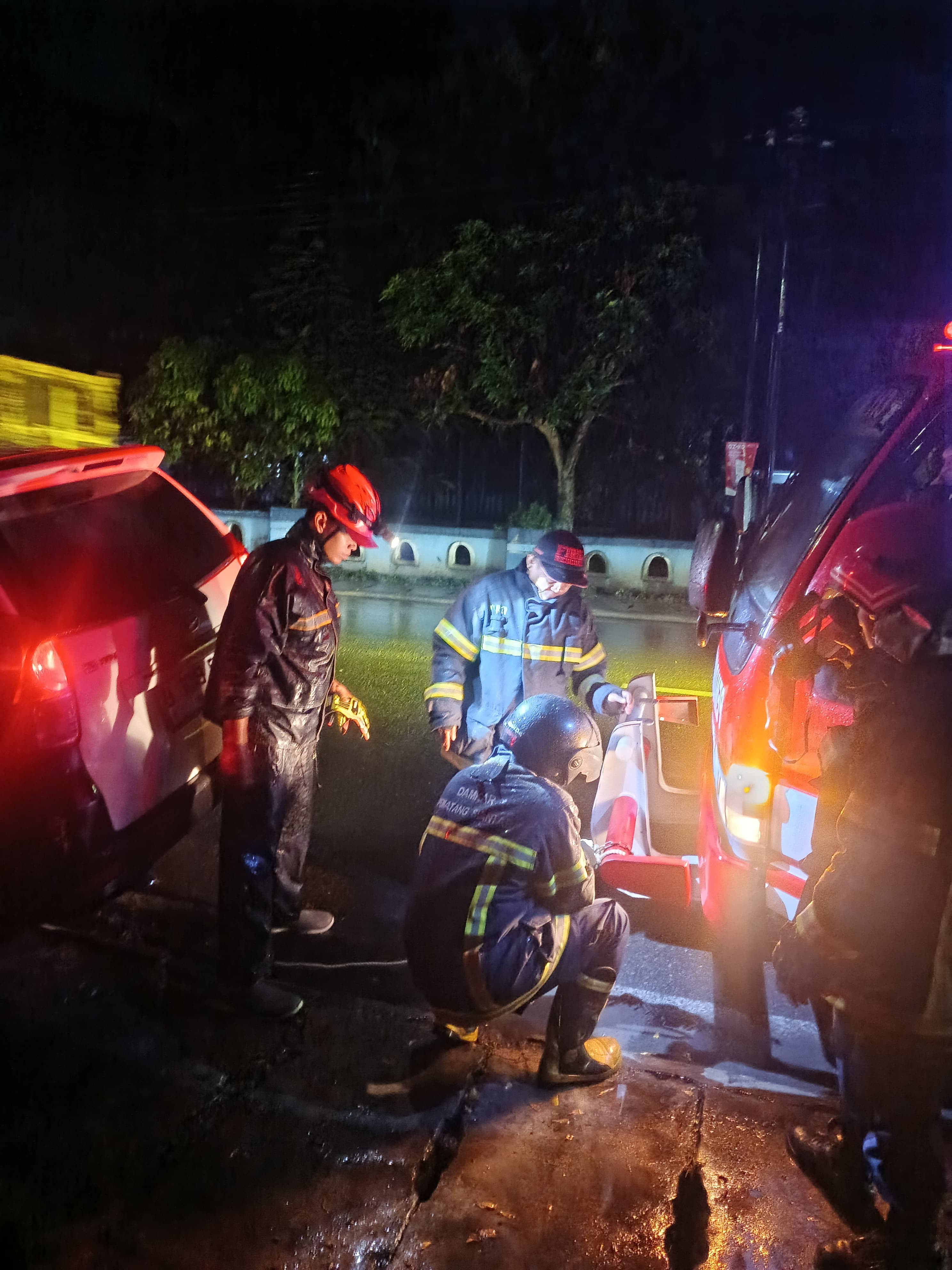 evakuasi mobil warga yang terperosok ke dalam parit di  Jl. Gereja 