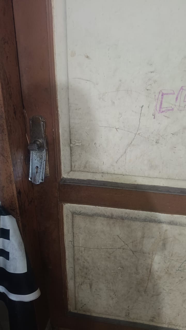 Personil Damkar Siantar berhasil membuka pintu rumah warga yg terkunci di  Jl. Parapat