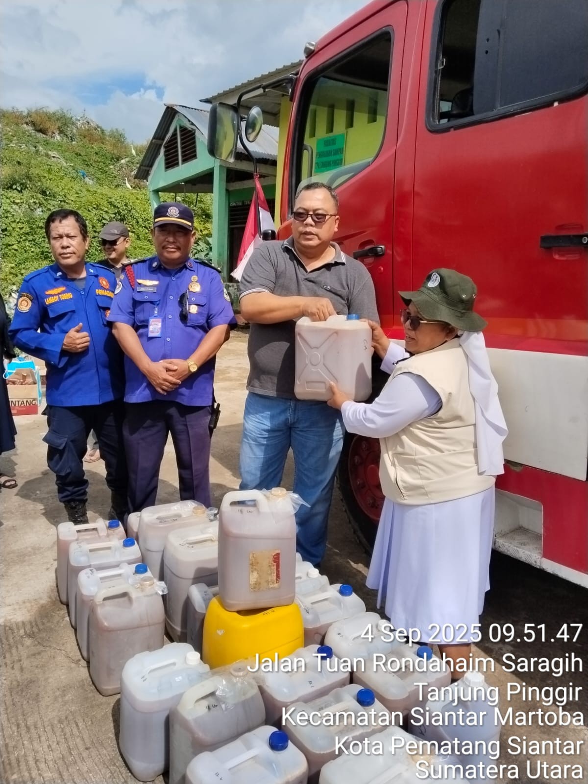 penyemprotan kembali (Tahap Ke 2) Eco-Enzim di lokasi Pembuangan Sampah Akhir (TPA)  Kel. TanjungPin