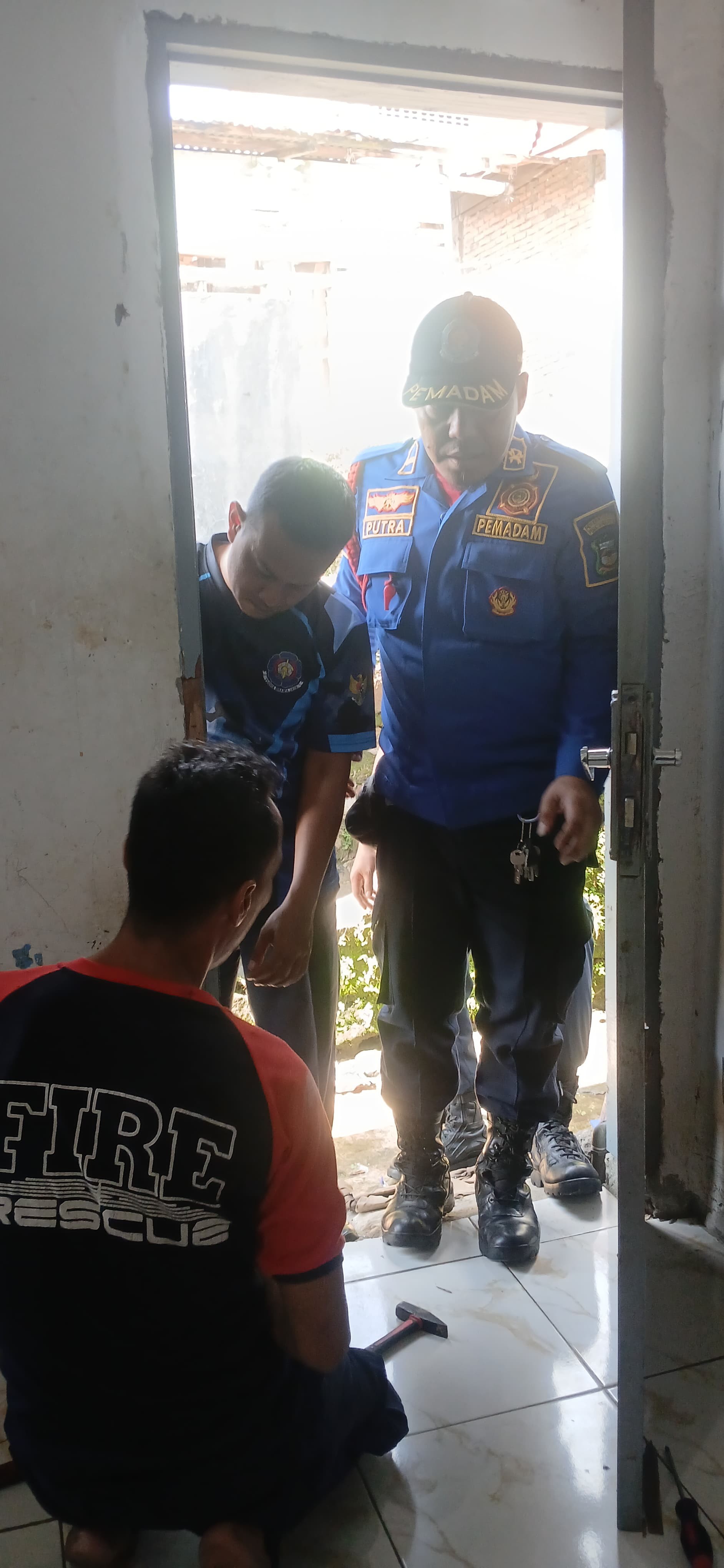 Personil Dinas Pemadam Kebakaran dan Penyelamatan berhasil membuka pintu rumah warga yg terkunci di 