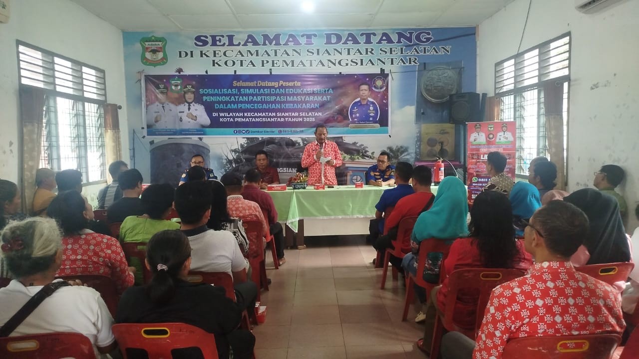 Personil Dinas Pemadam Kebakaran dan Penyelamatan melaksanakan Sosialisasi, Simulasi dan Edukasi ser