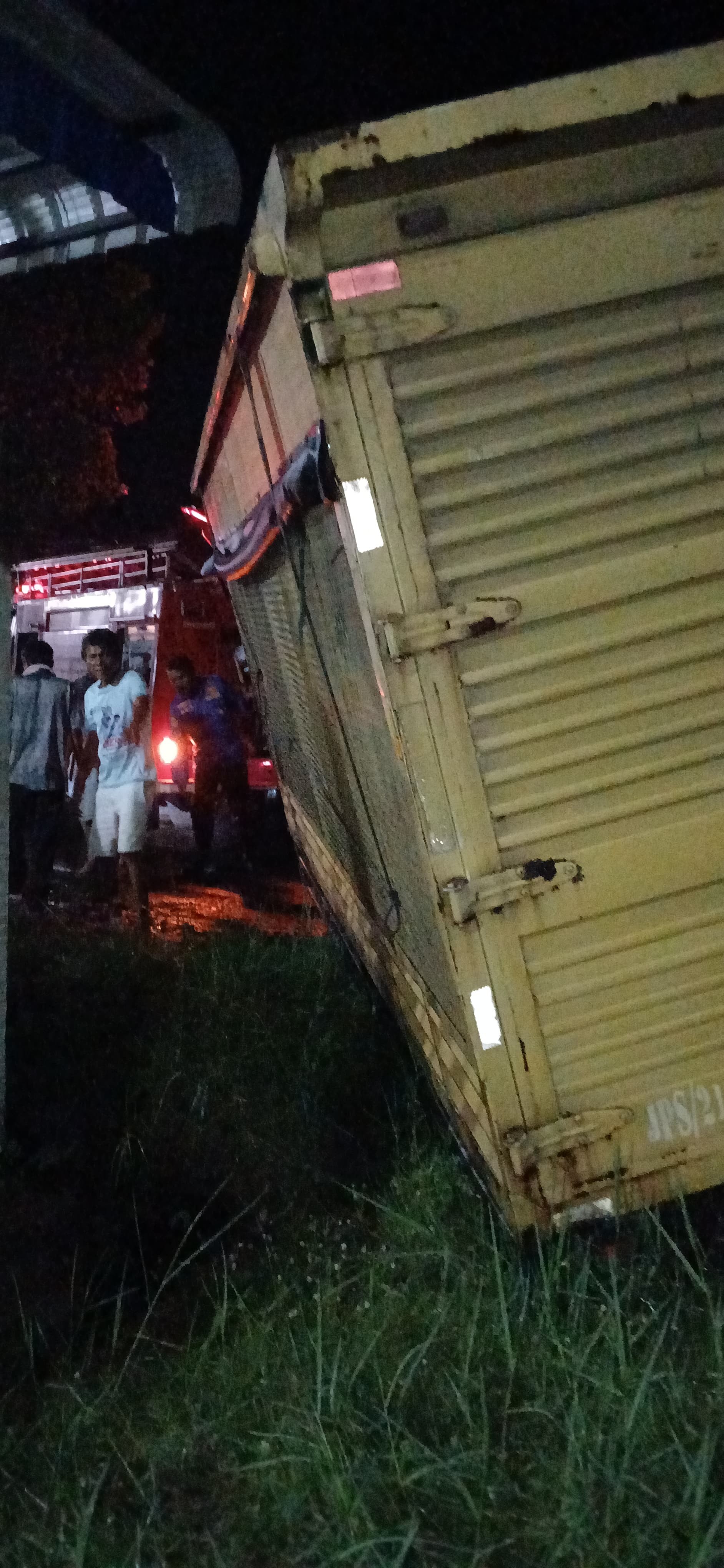 evakuasi mobil yang terperosok ke dalam parit di  JL Rakutta Sembiring