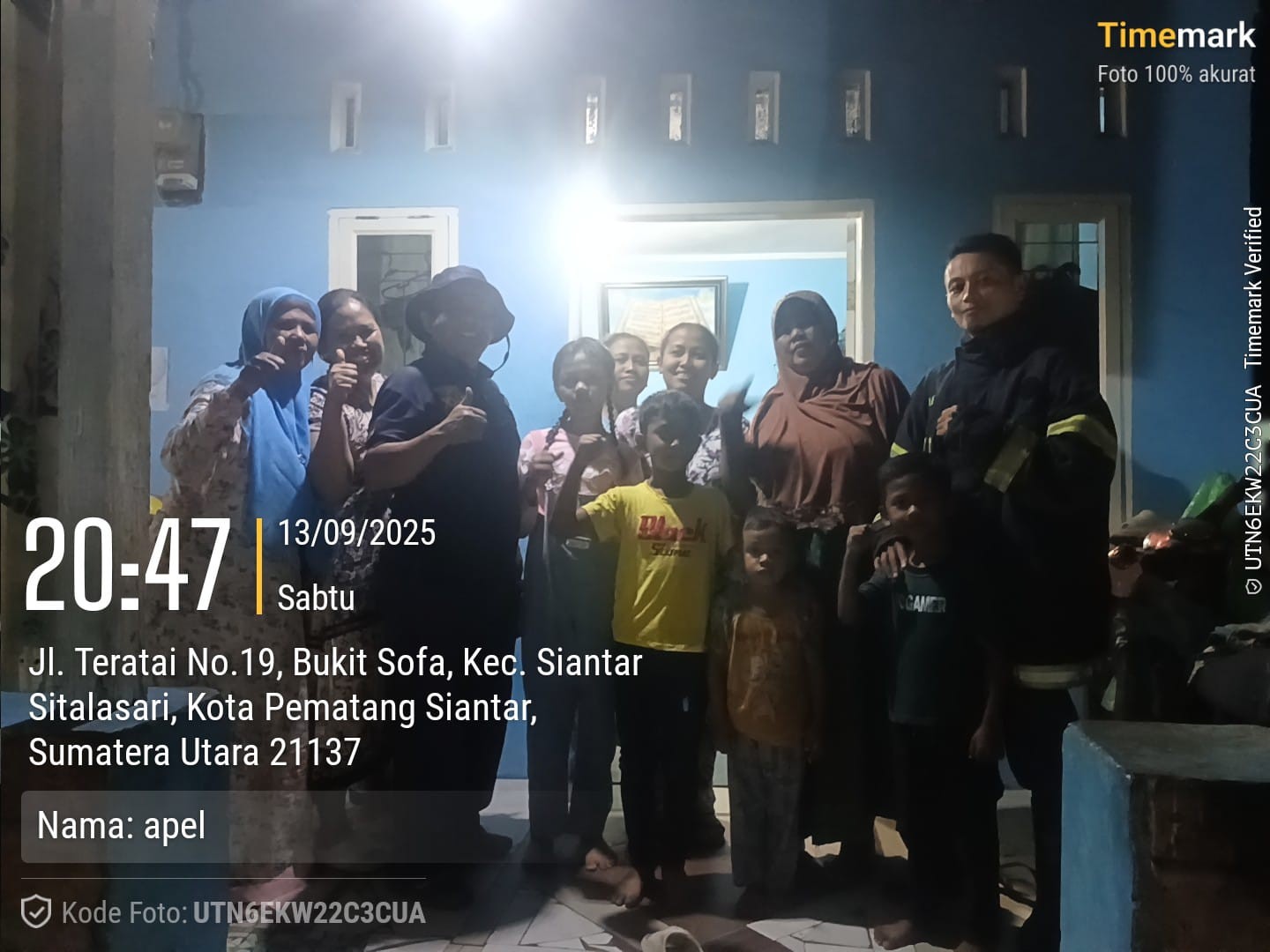 Personil Dinas Pemadam Kebakaran dan Penyelamatan berhasil mengevakuasi Sarang Tawon di depan rumah 