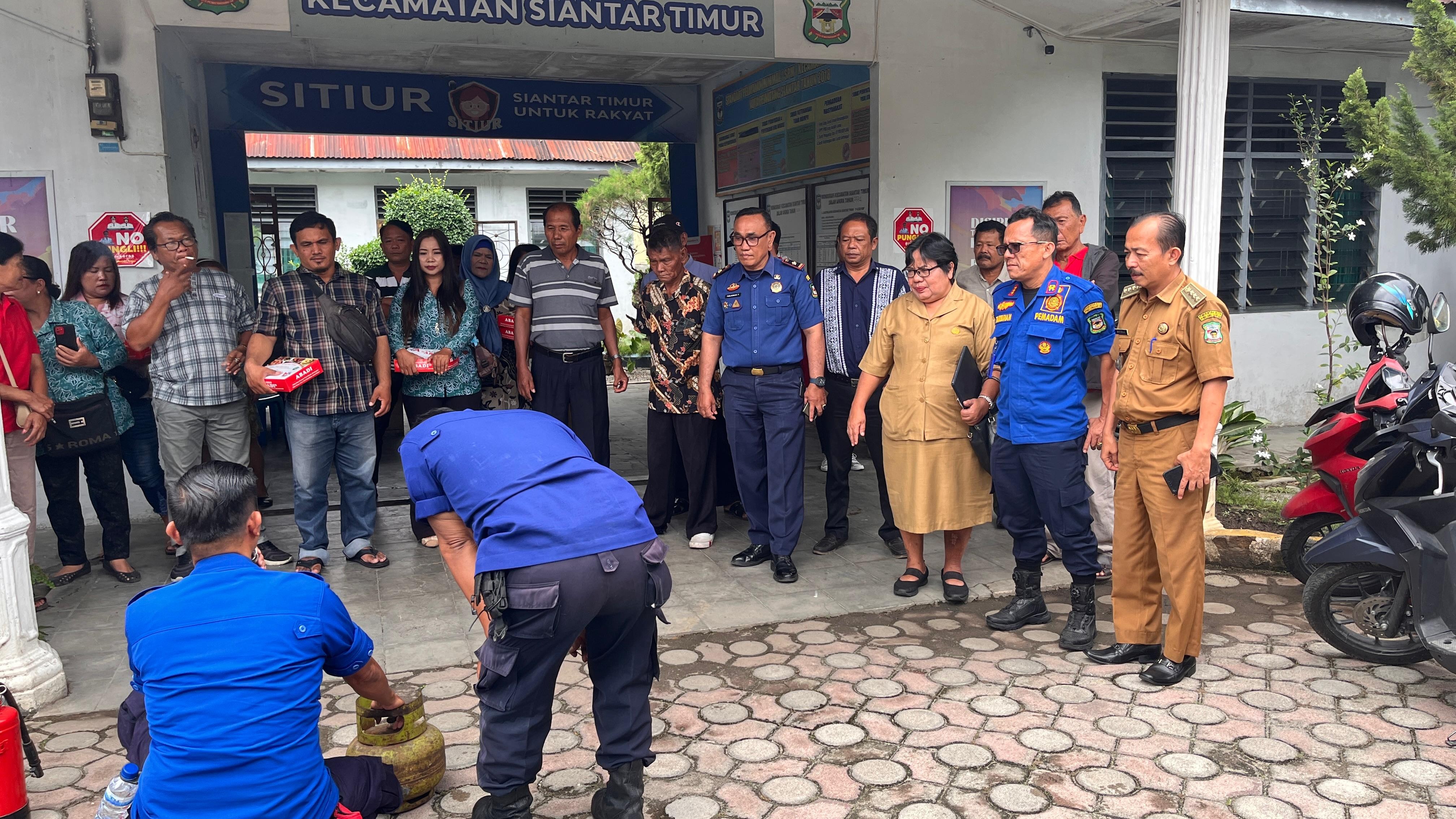 Personil Dinas Pemadam Kebakaran dan Penyelamatan melaksanakan Sosialisasi, Simulasi dan Edukasi ser