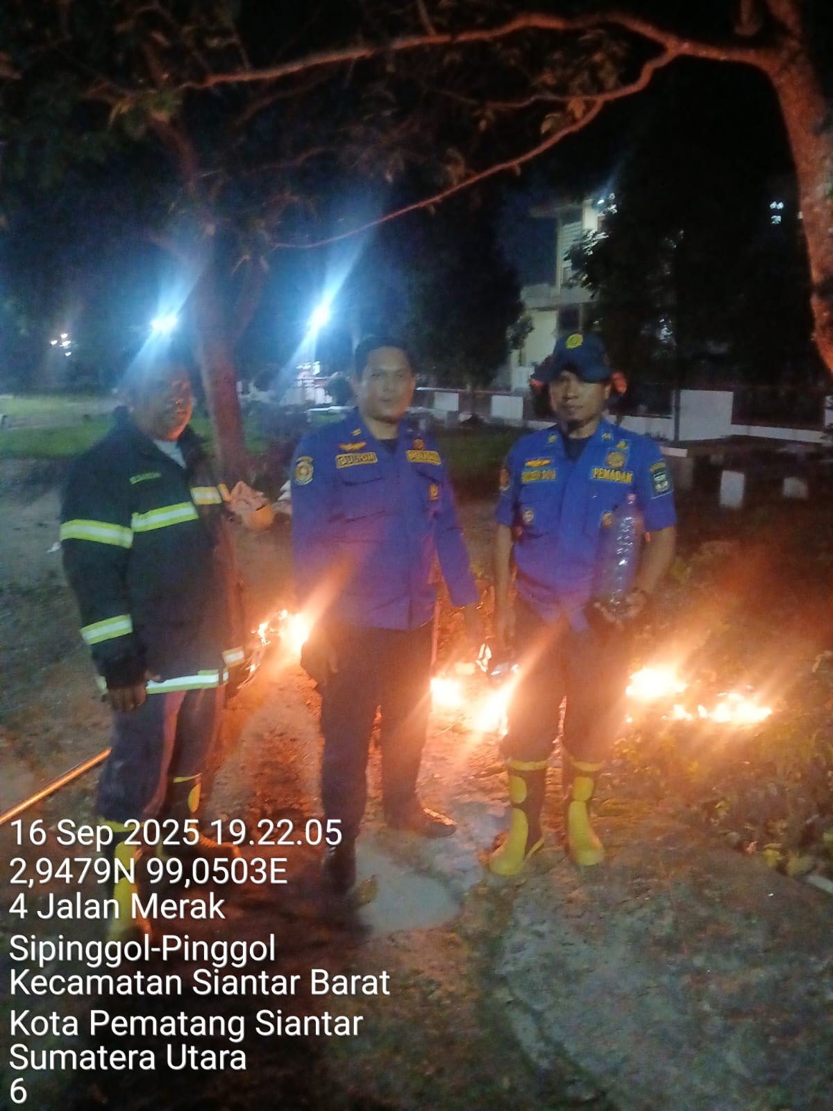 evakuasi Sarang Tawon di depan rumah warga  Jl. Merak