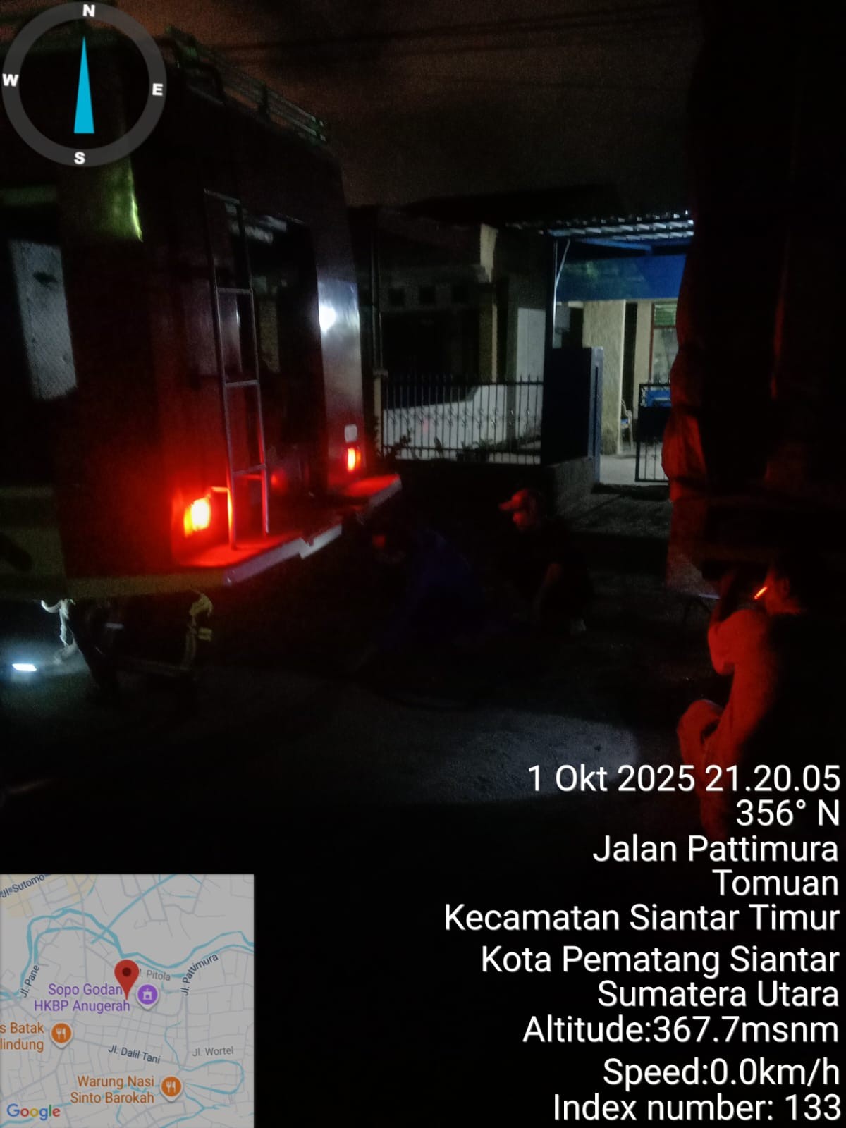 Personil Dinas Pemadam Kebakaran dan Penyelamatan berhasil mengevakuasi mobil terperosok di Jl. Pat