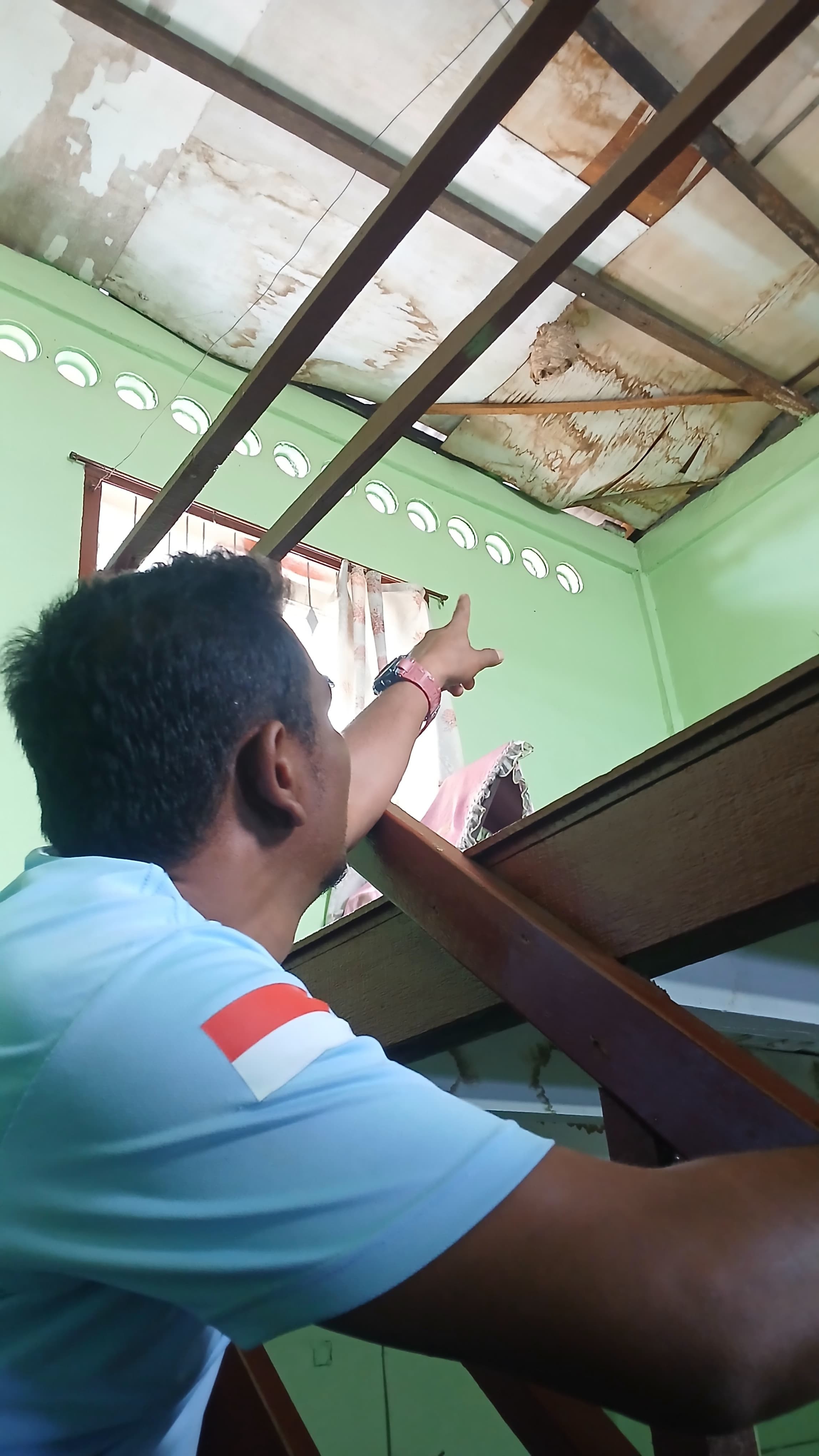 Personil Dinas Pemadam Kebakaran dan Penyelamatan berhasil mengevakuasi sarang tawon di rumah warga