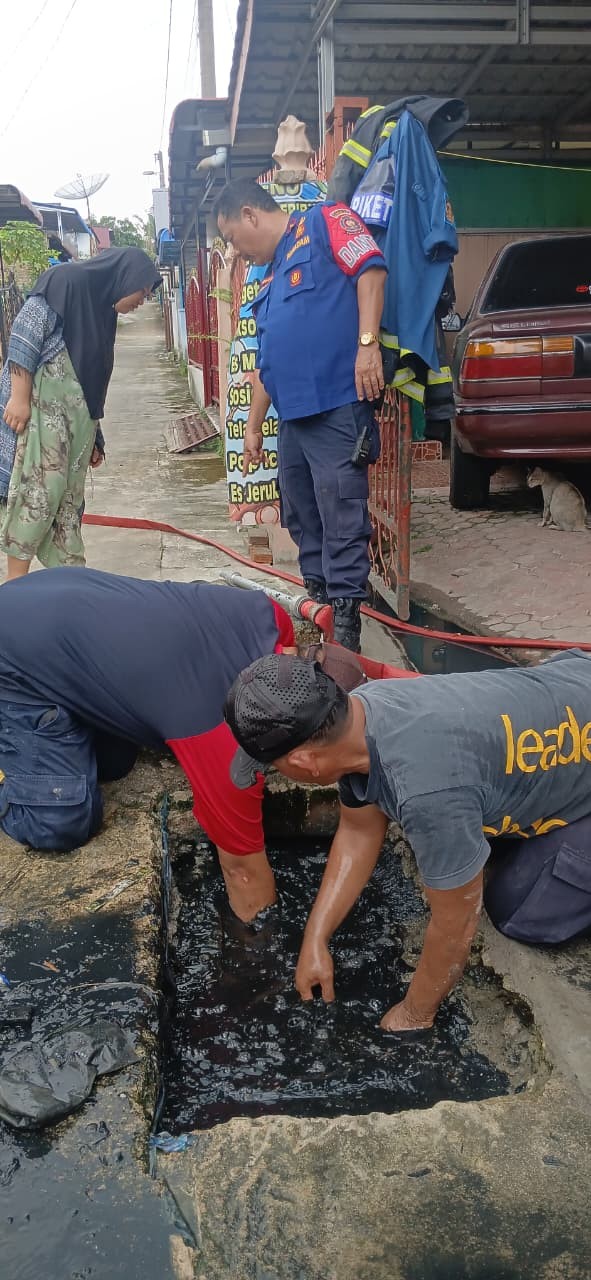 Personil Dinas Pemadam Kebakaran dan Penyelamatan melaksanakan giat LIBAS (Lihat sumBat gaS) di  Jl.